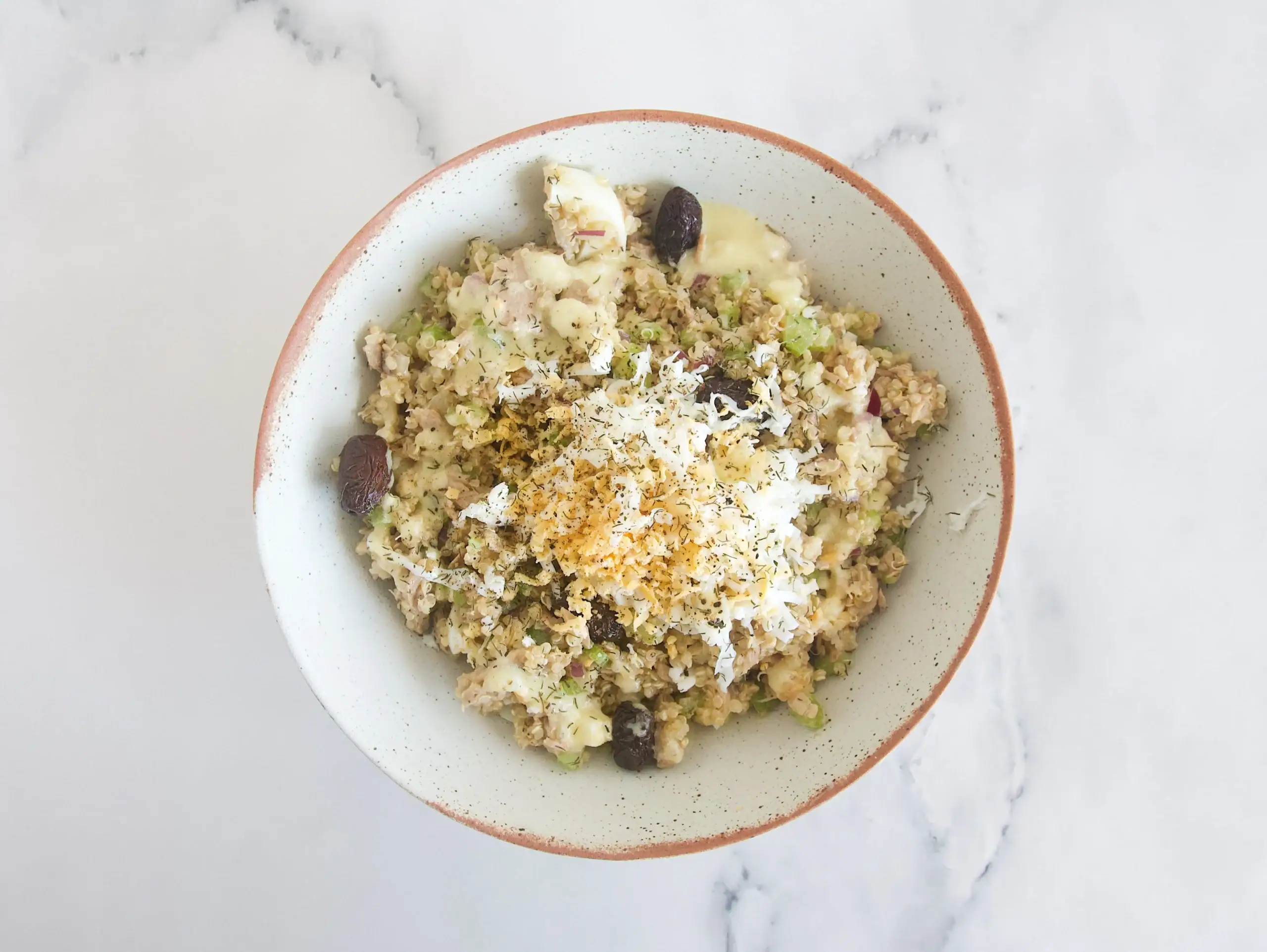 Ensalada de quinoa, huevo y atún con eneldo