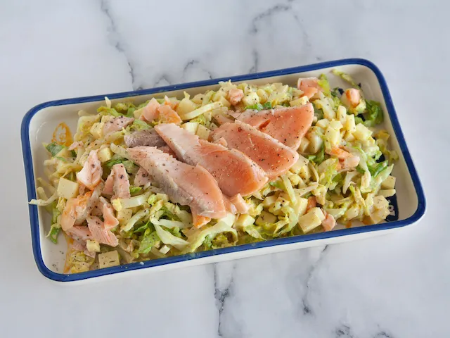 Ensalada de salmón y manzana al curry