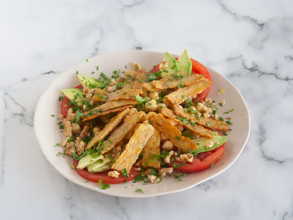 Ensalada de tempeh con aguacate y vinagreta de limón