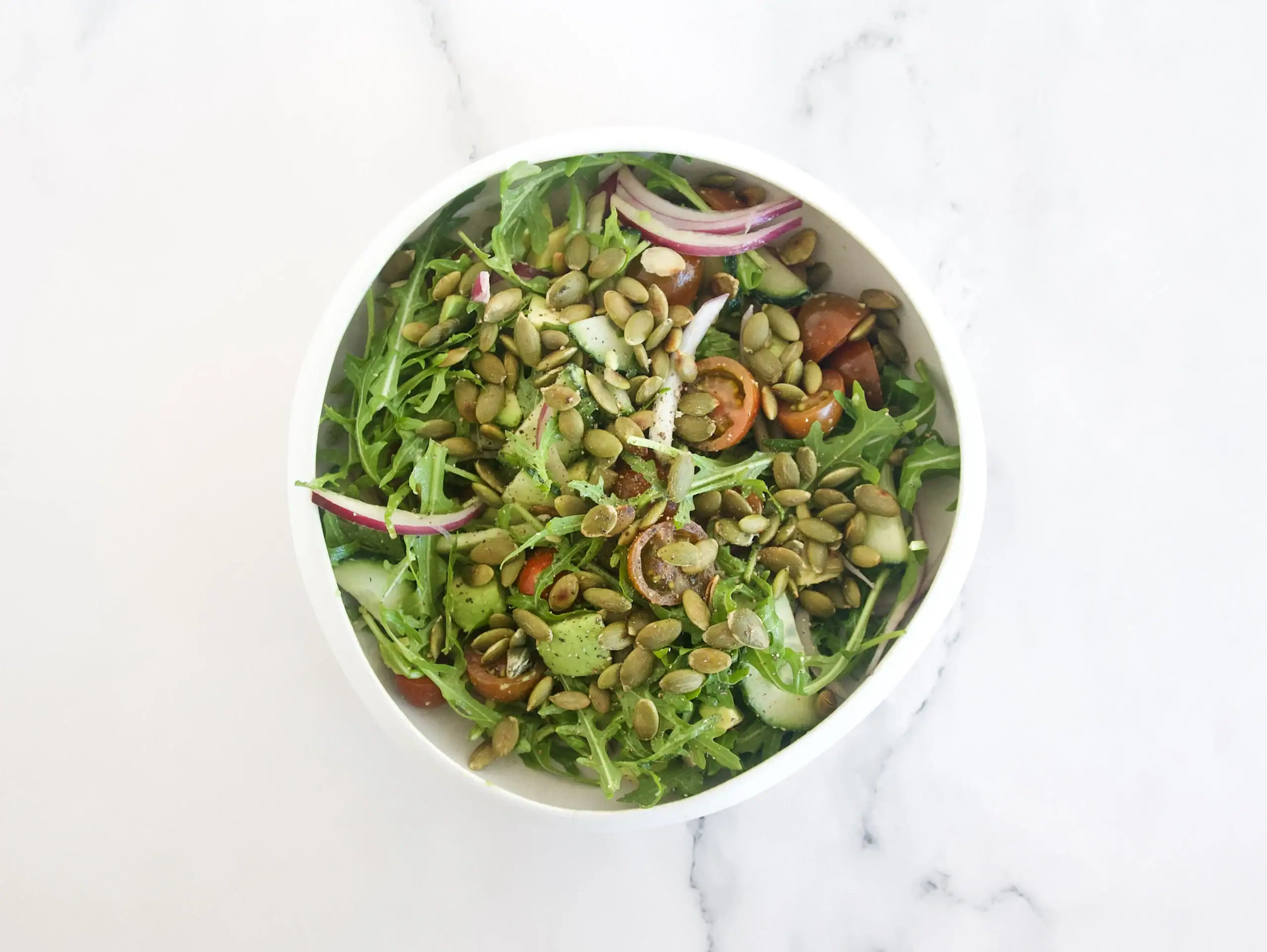 Ensalada de tomates cherry y aguacate con semillas