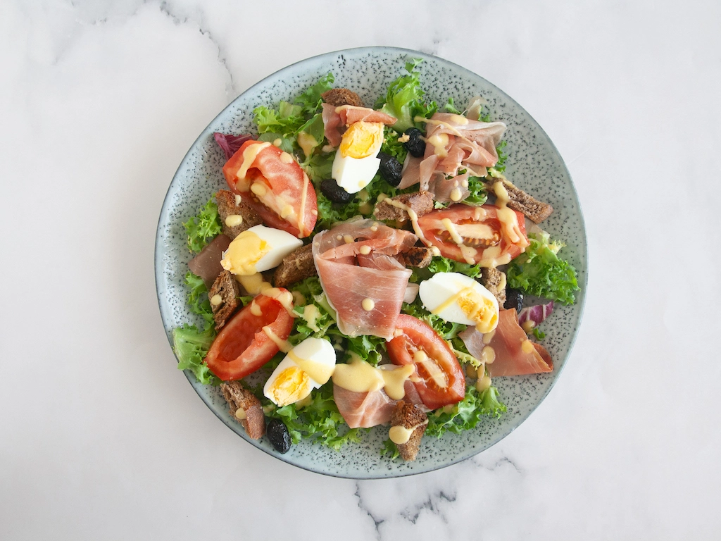 Ensalada de verano con costrones 