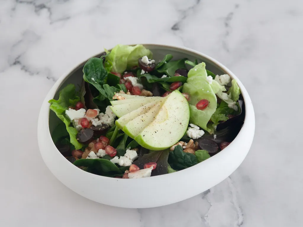 Ensalada fresca otoñal con yogur y granada