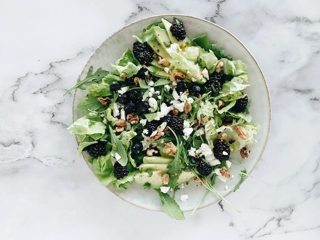 Ensalada verde con frutos del bosque y feta