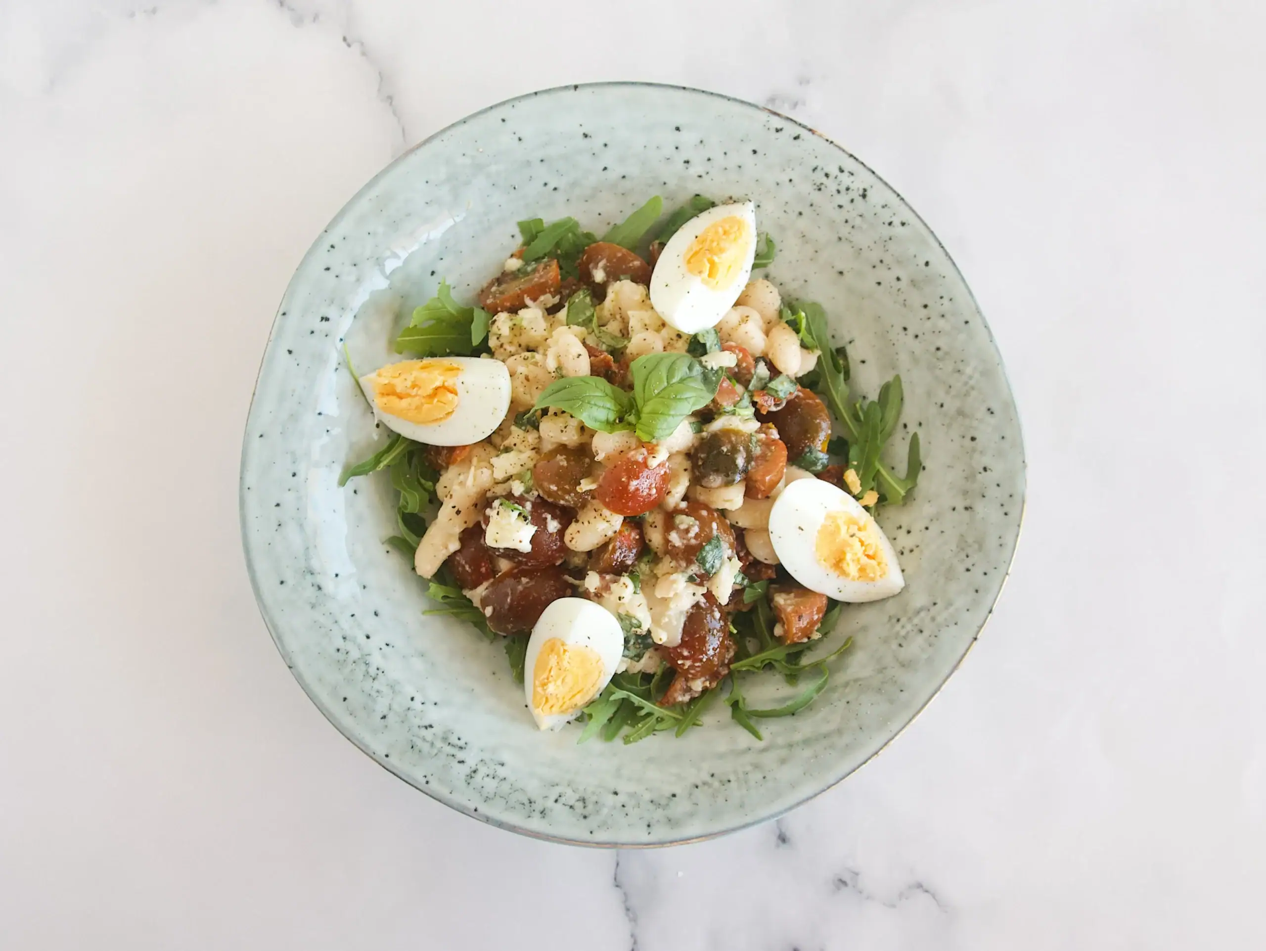 Ensalada italiana de alubias blancas con mozzarella
