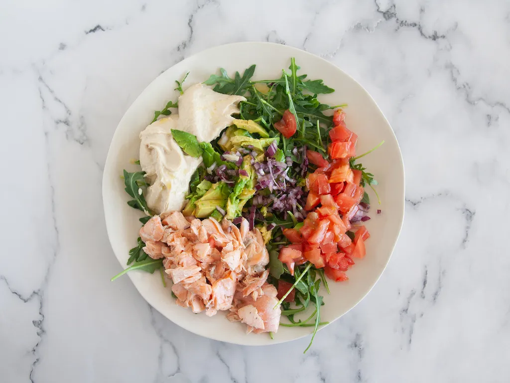 Ensalada rápida de salmón y hummus