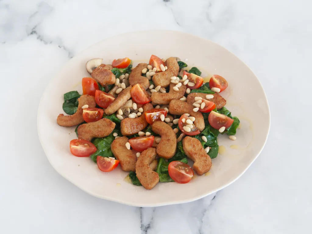 Ensalada templada de espinacas y champiñones con Heura®