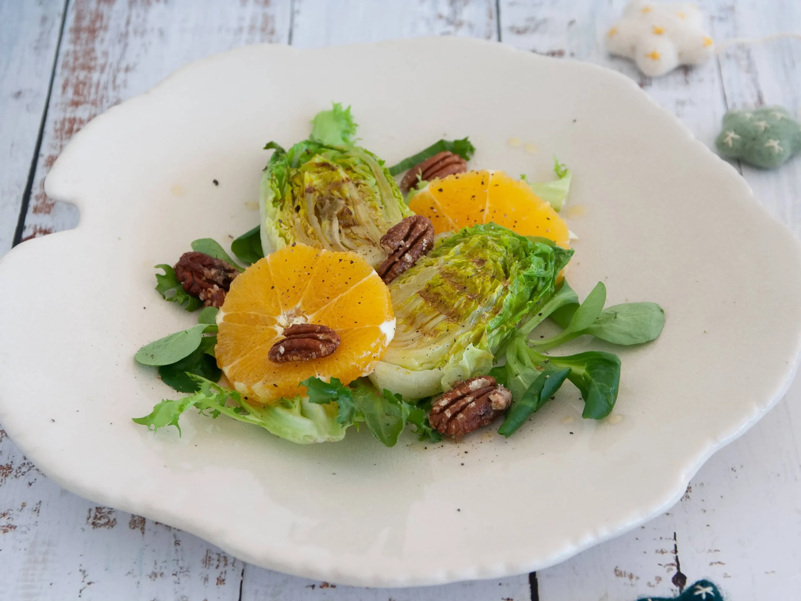 Ensalada tibia de cogollos con naranja y frutos secos caramelizados