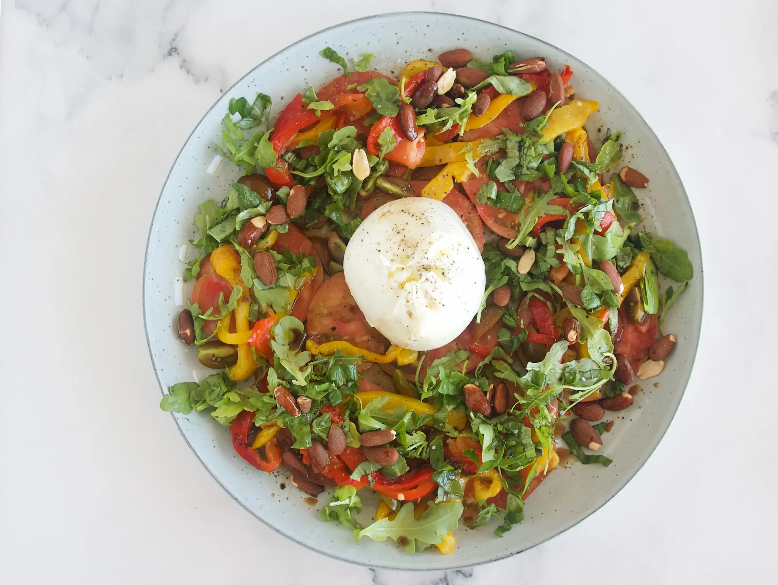 Ensalada tricolor con burrata