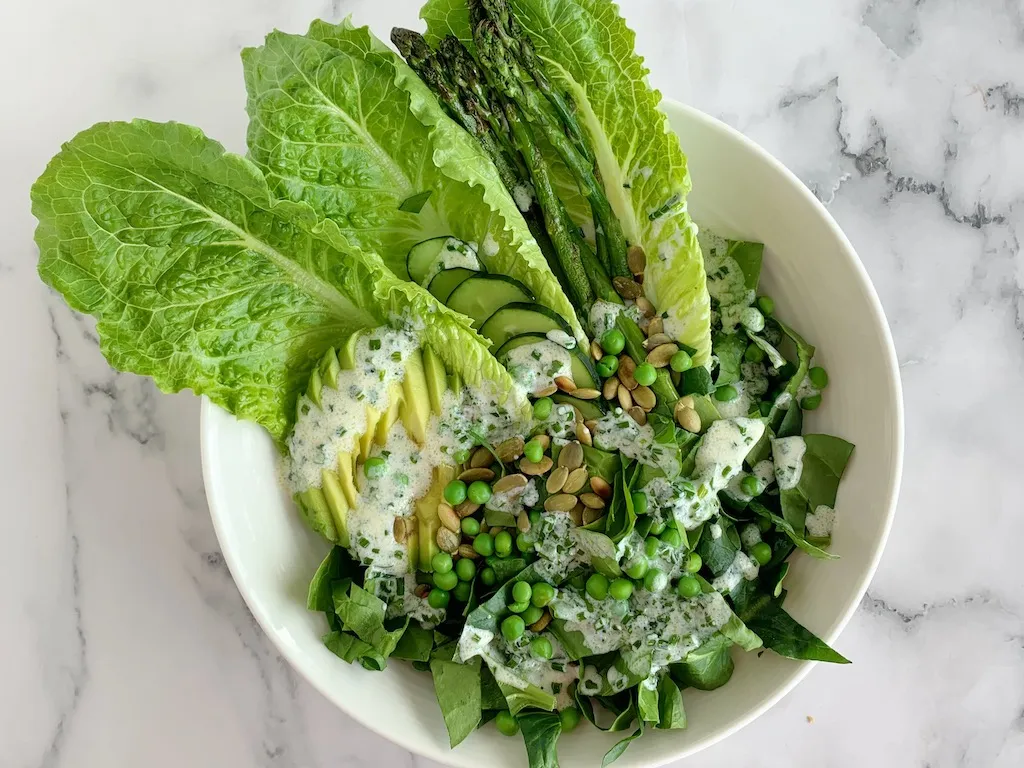 Ensalada verde primavera con aliño de kéfir y cebollino