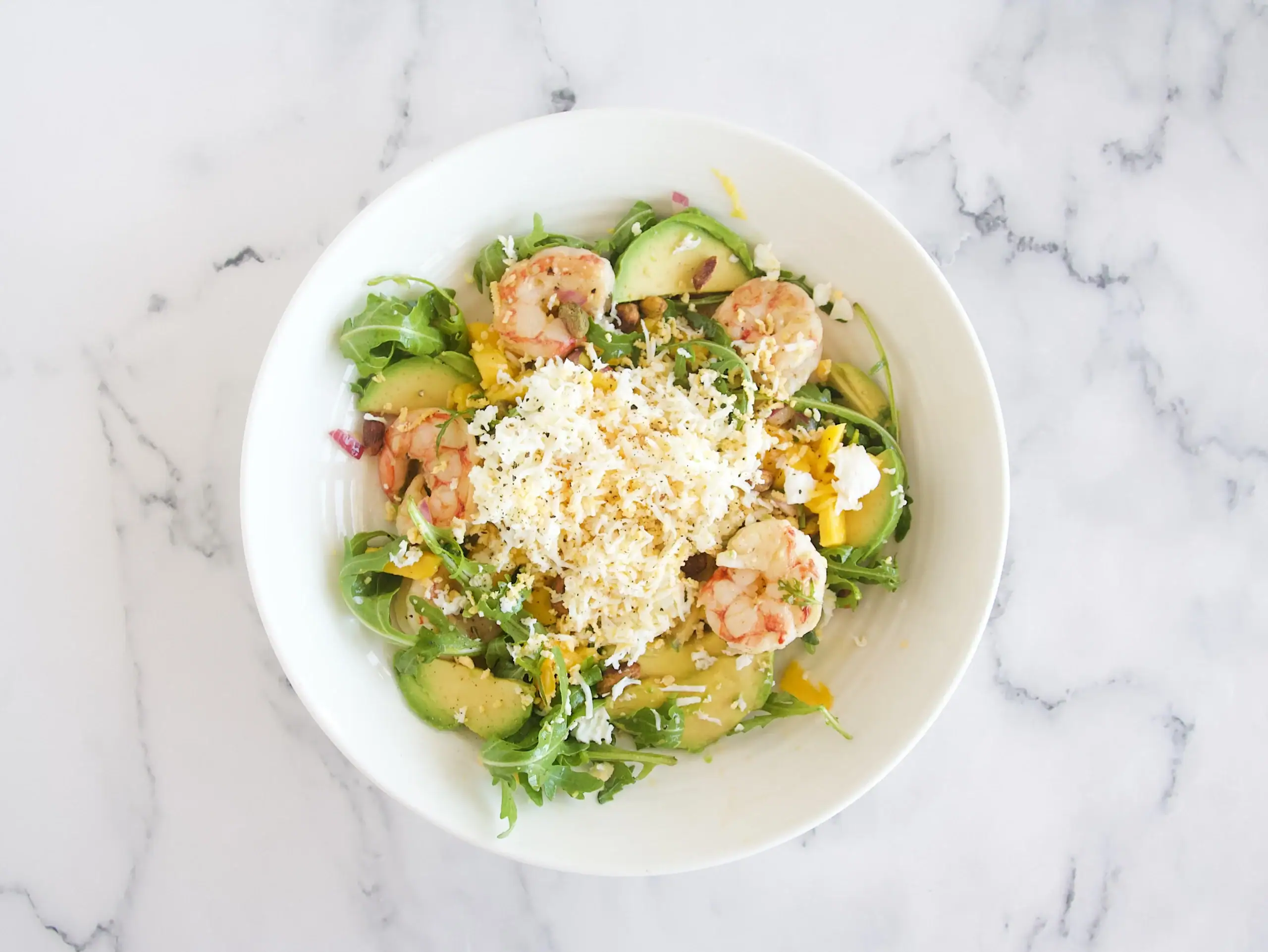 Ensalada de gambones, mango y aguacate
