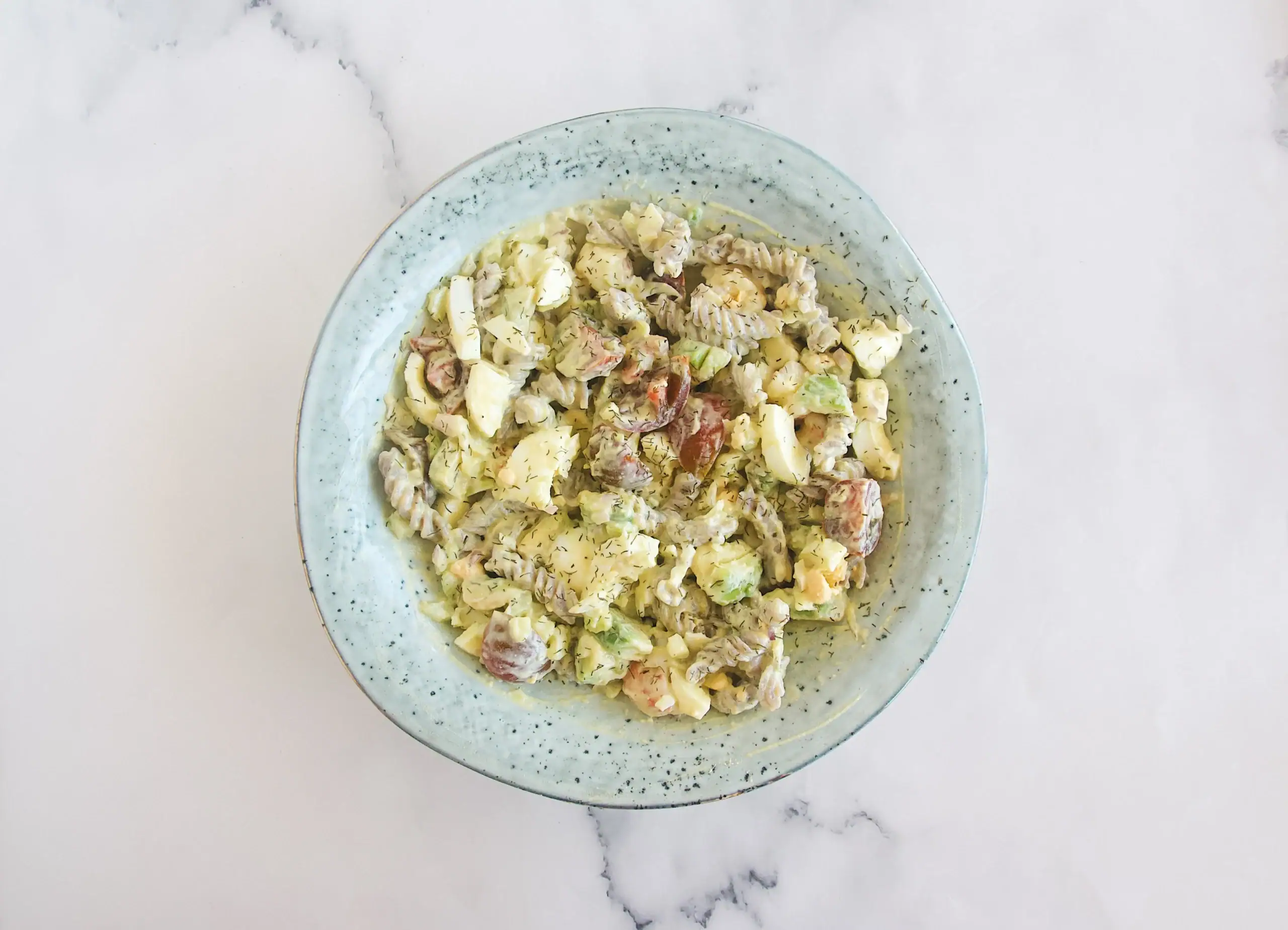 Ensalada de huevo y gambones con pasta integral
