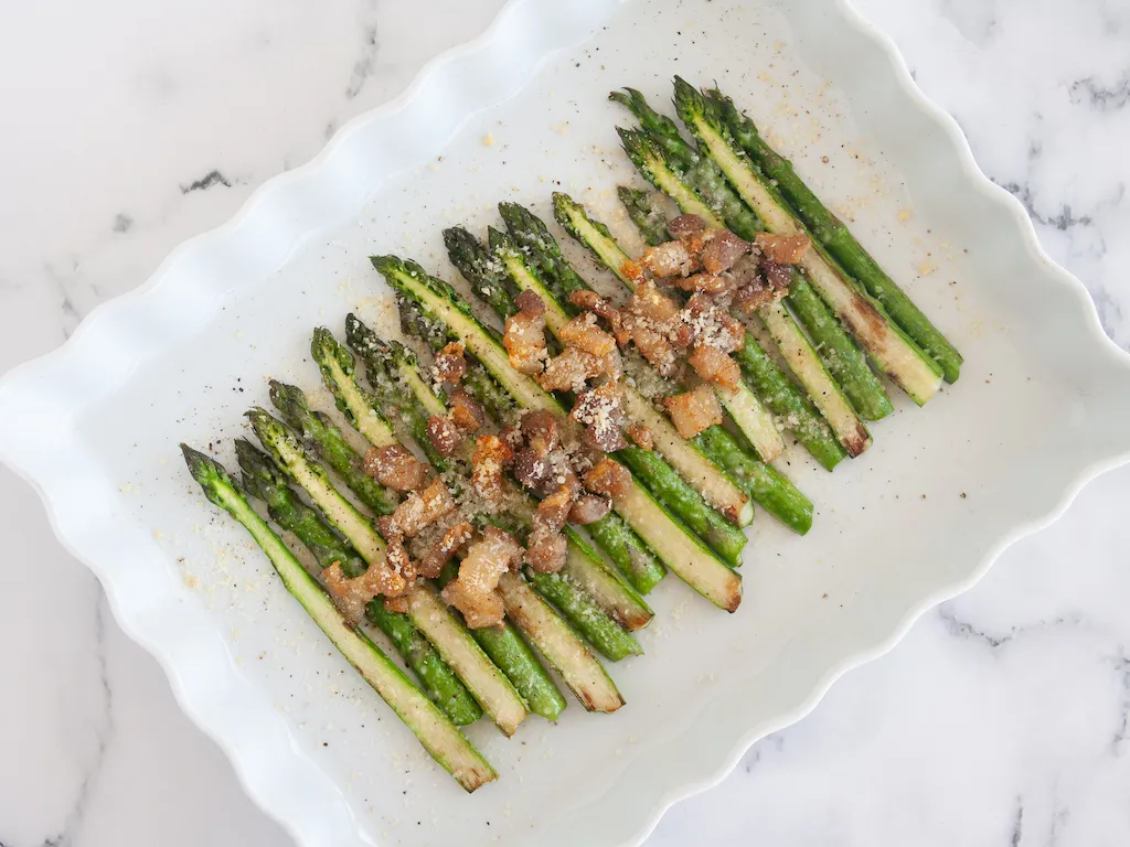 Espárragos con panceta ibérica y parmesano