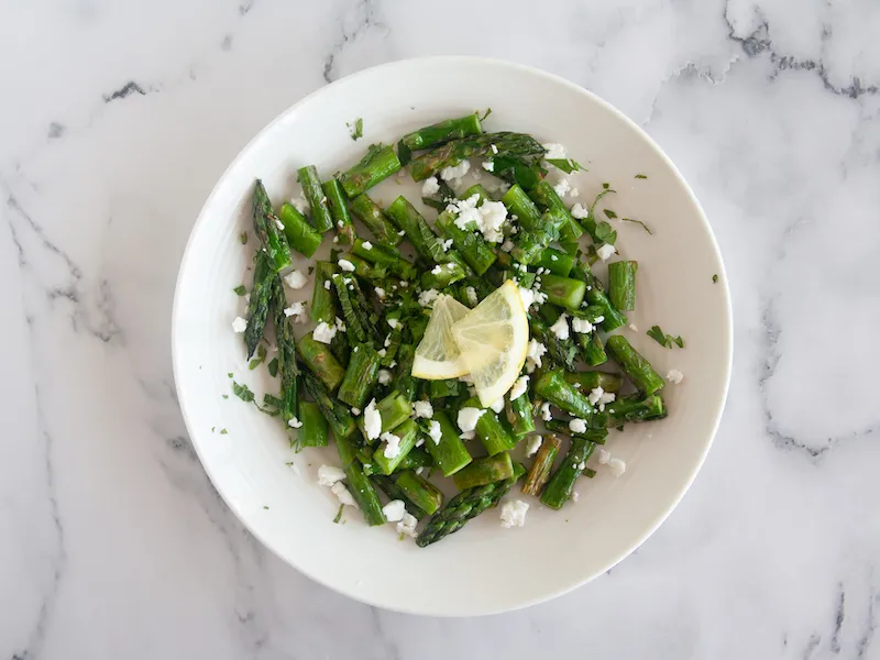 Espárragos verdes con feta y limón
