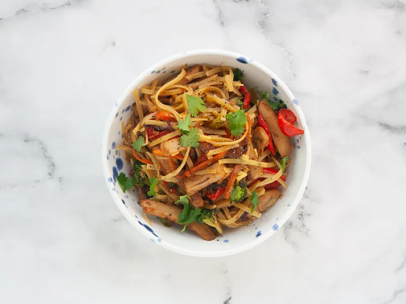 Wok de fideos con verduritas y Heura®