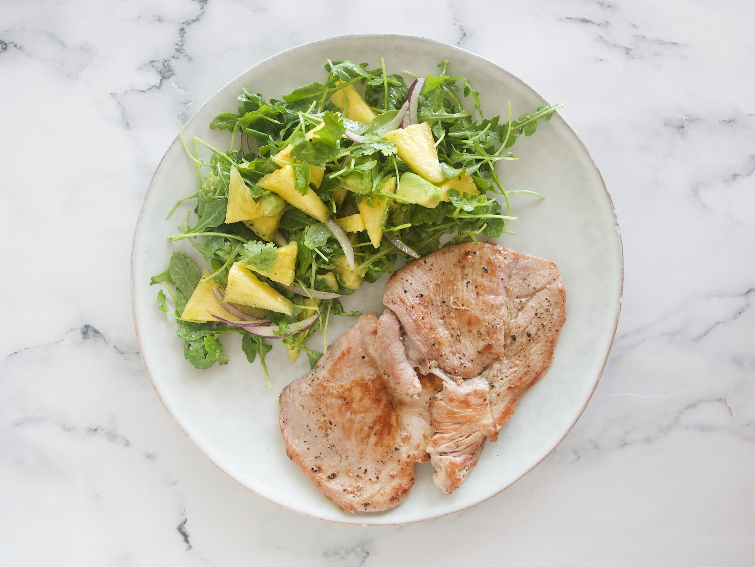 Filete de pavo con ensalada de aguacate y piña 