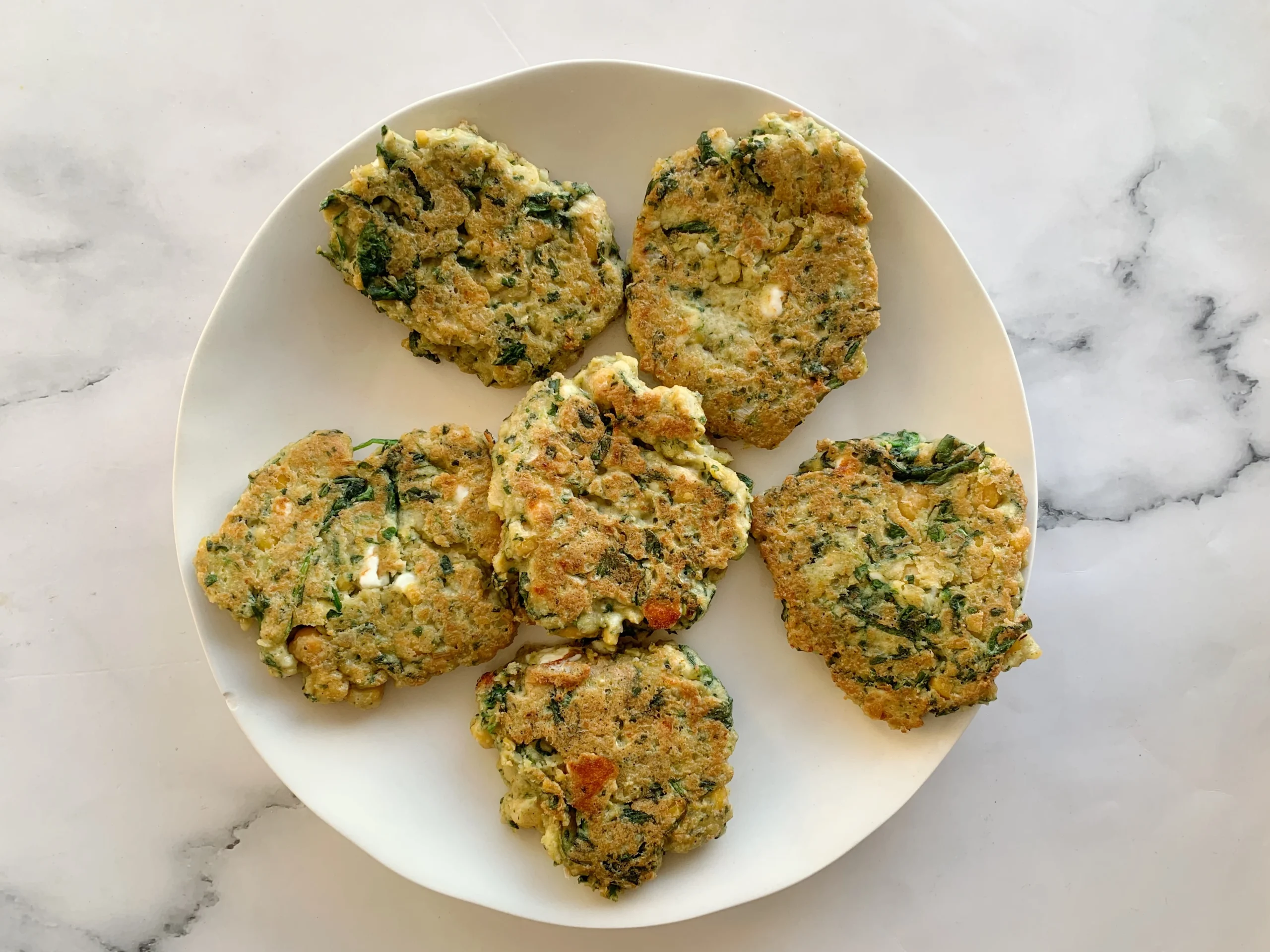 Fritters de espinacas, garbanzos y queso feta