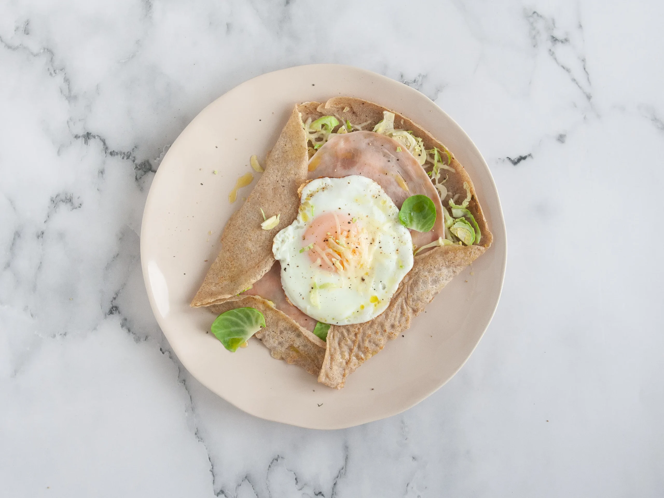 Galettes con coles de Bruselas y huevo