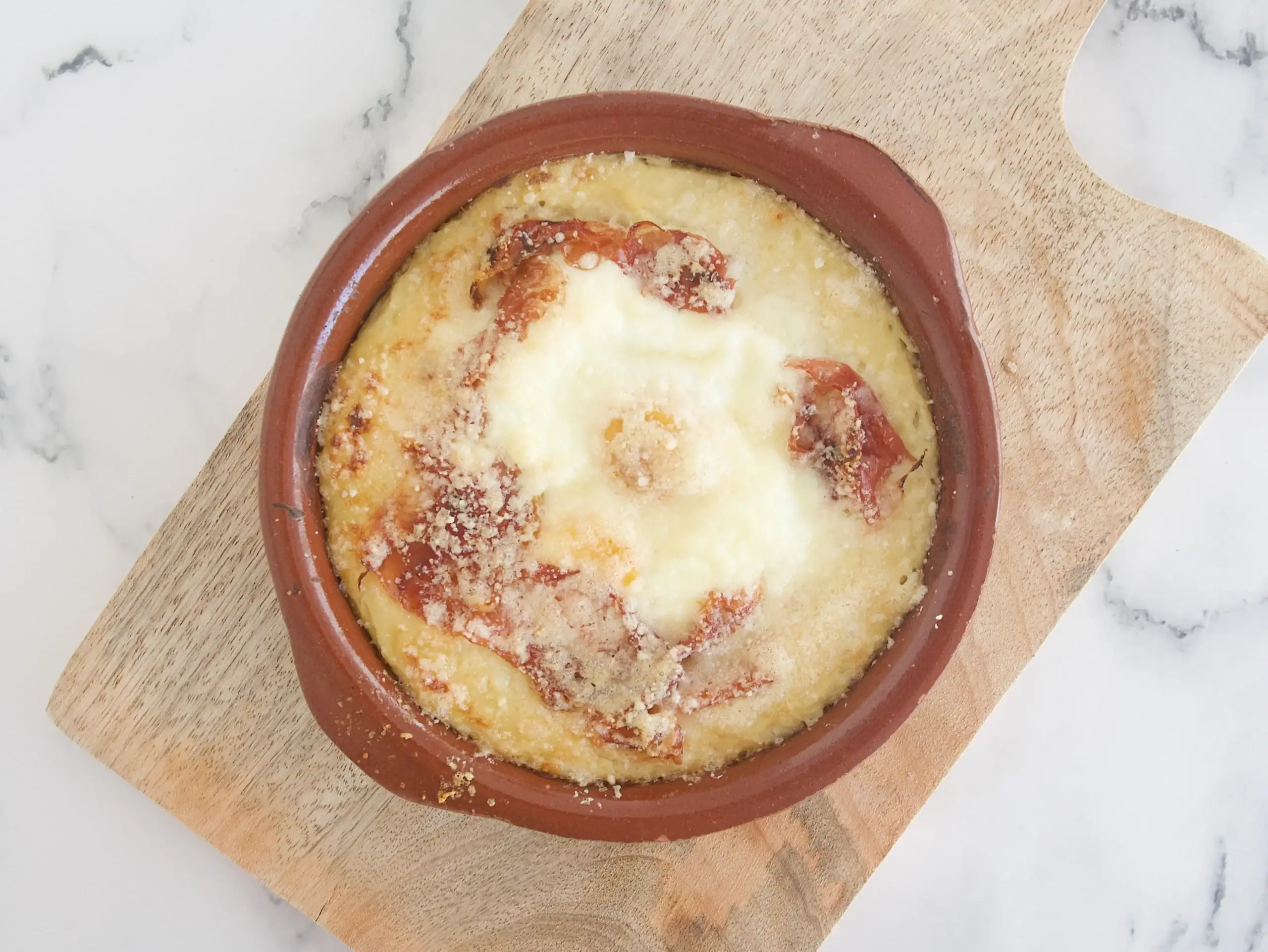 Gratén de puré de coliflor con huevos y jamón