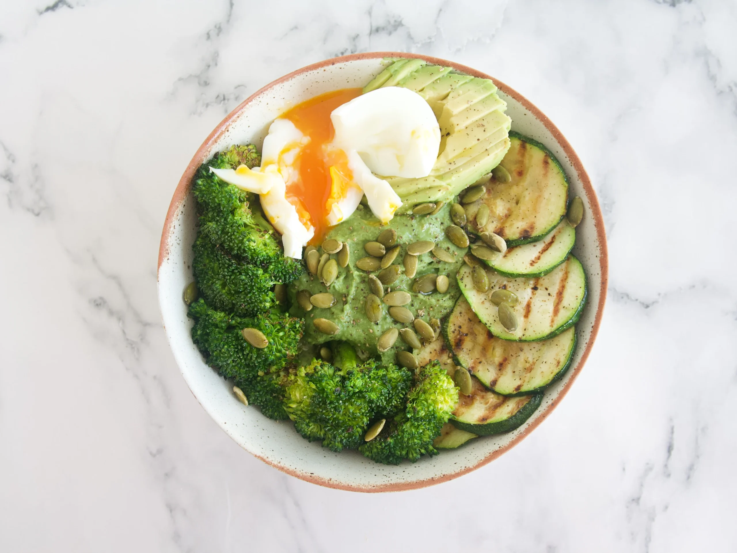 Green Power Bowl con Hummus de Espinacas y Alcachofas