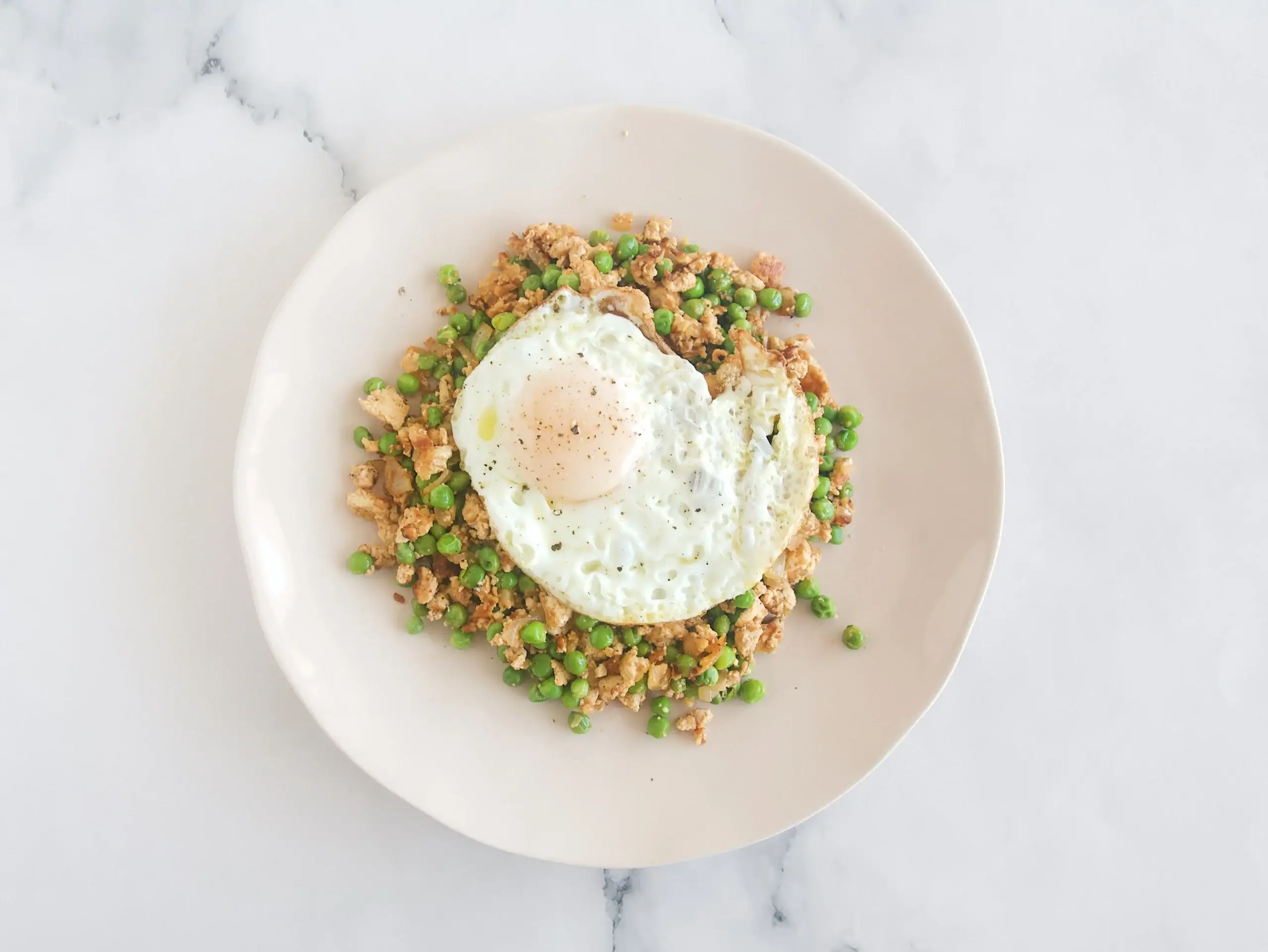 Guisantes con tofu y huevo