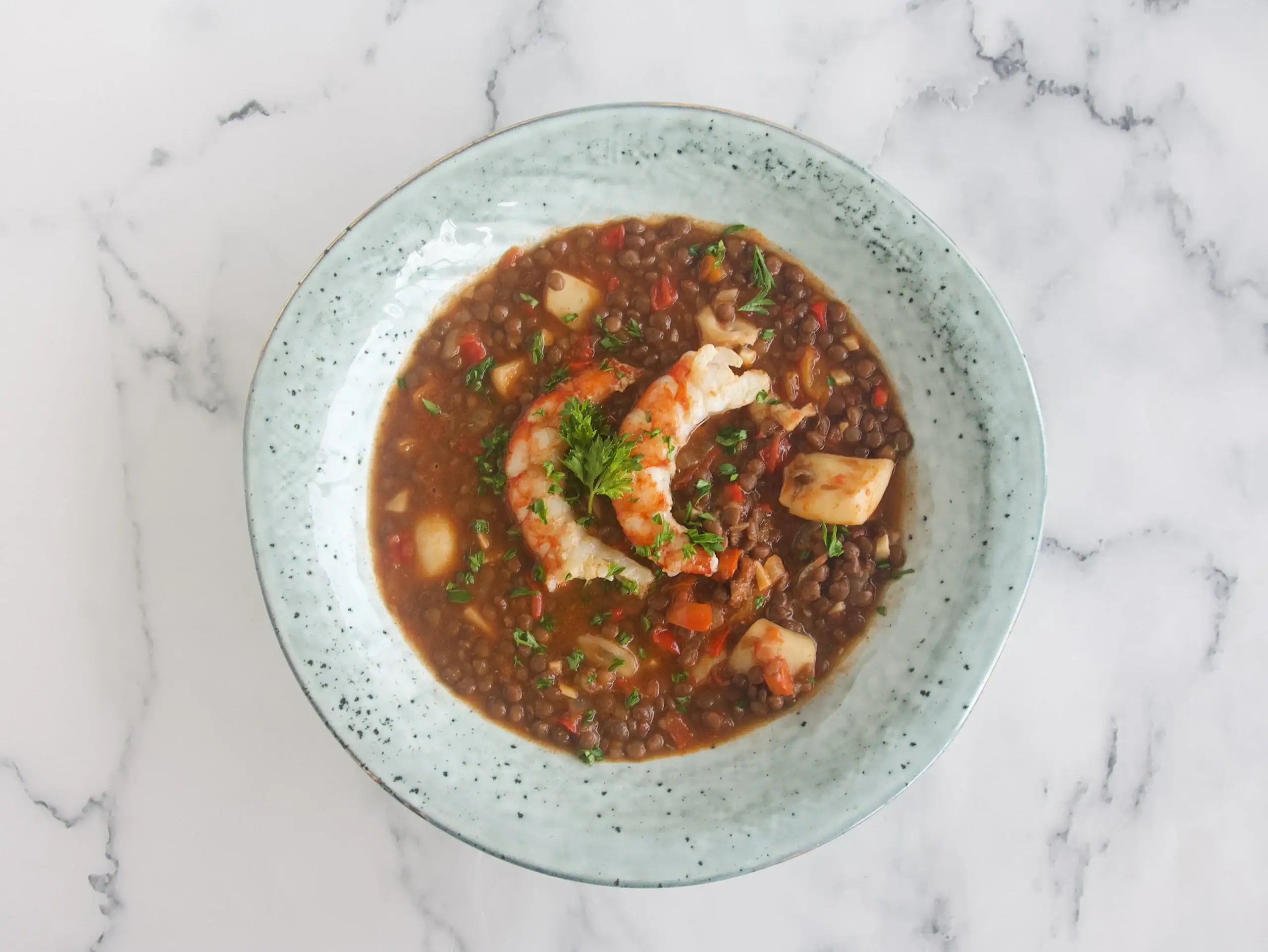 Guiso de lentejas con sepia y gambas