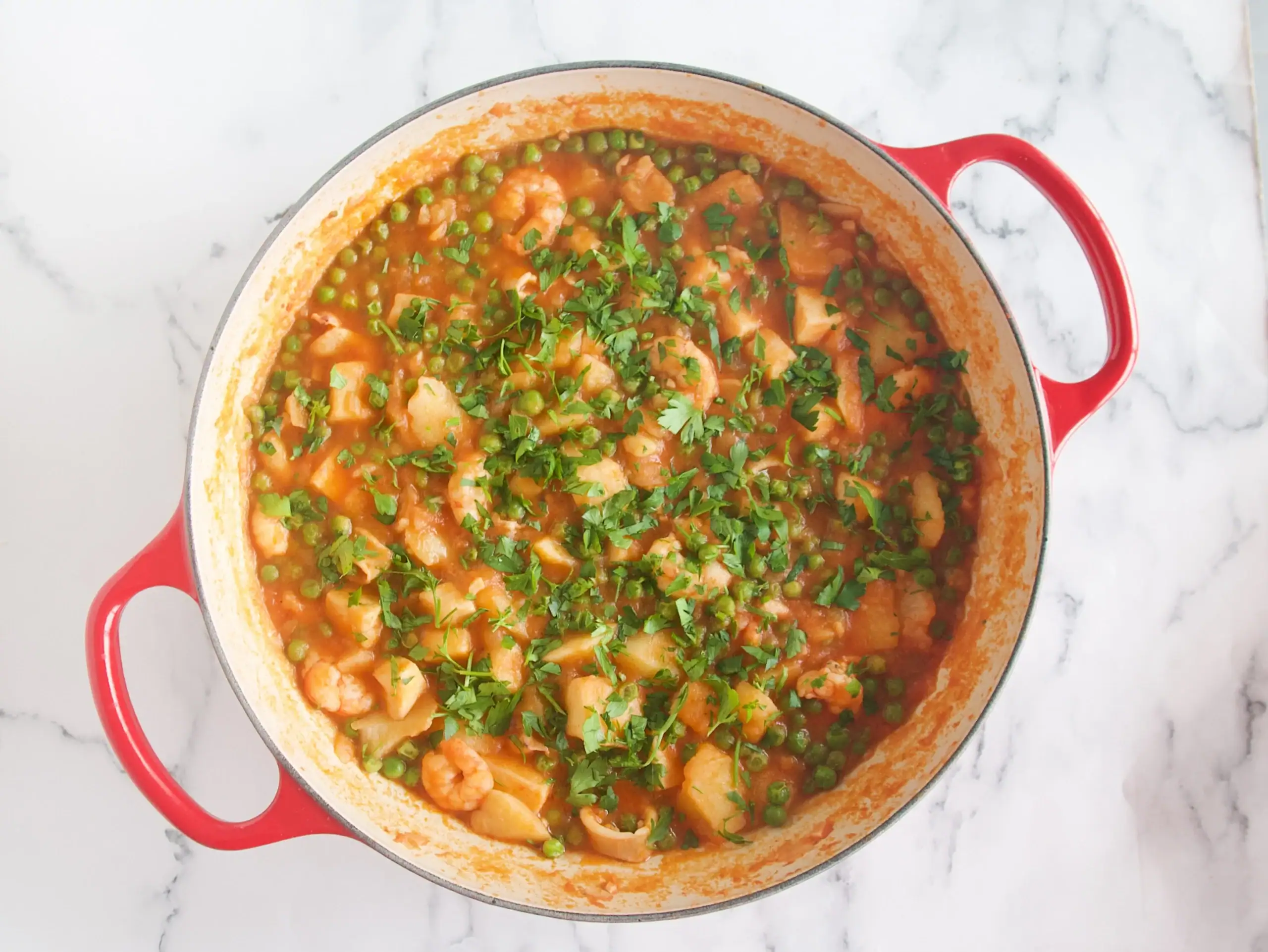 Guiso marinero de patatas y guisantes