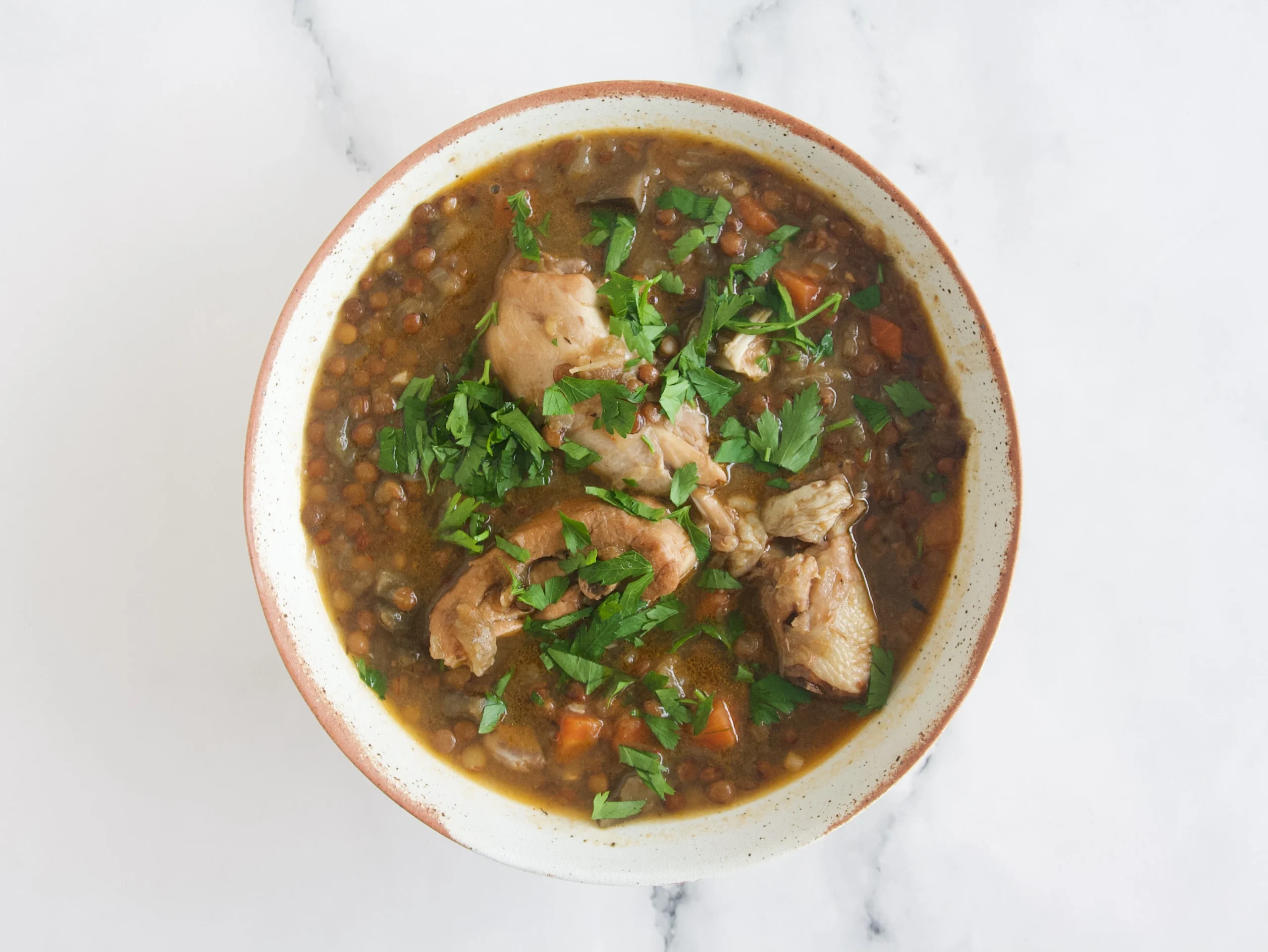 Guiso mediterráneo de lentejas con pollo y berenjena