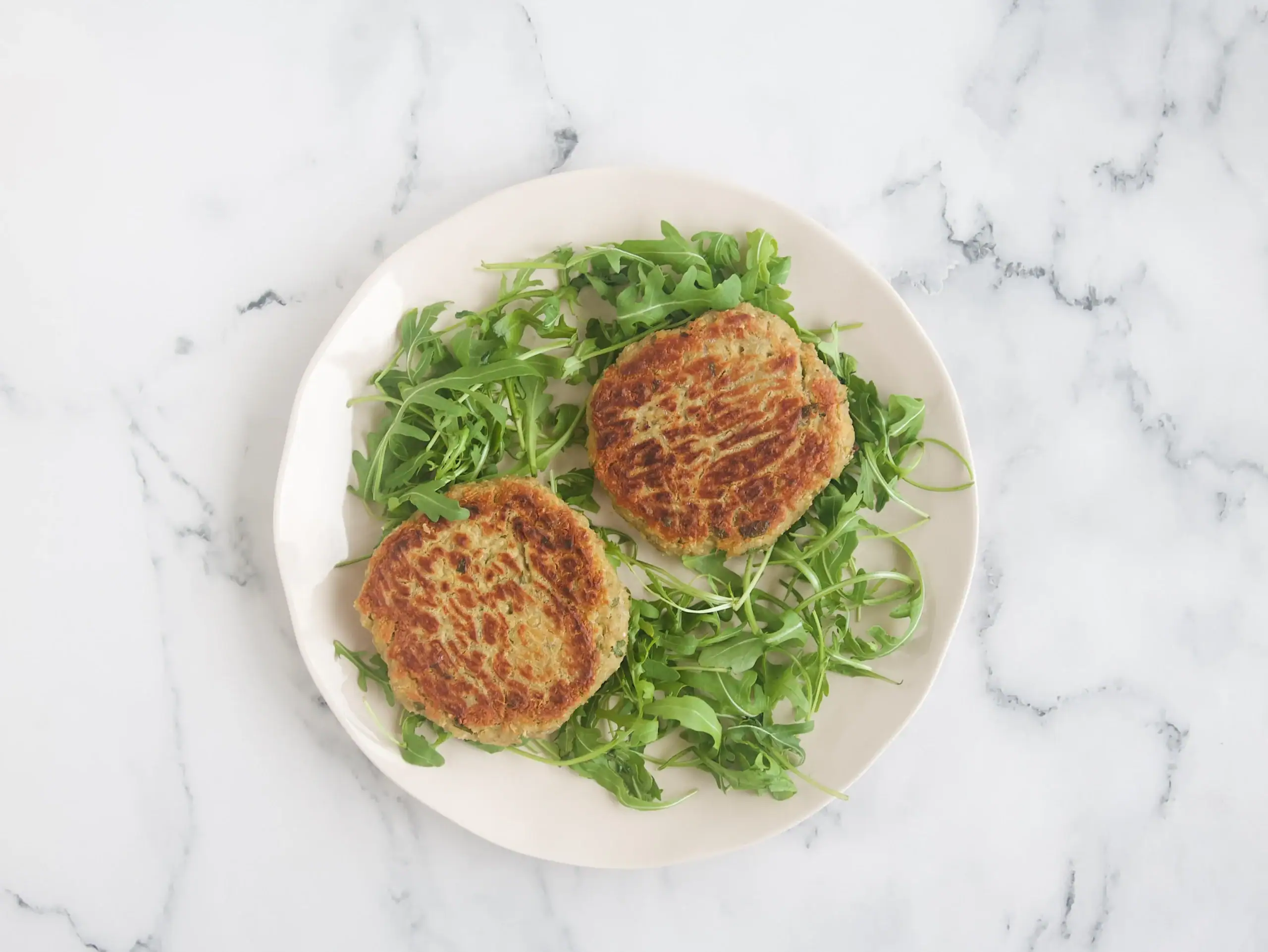 Hamburguesas de alubia blancas, quinoa y alcachofas