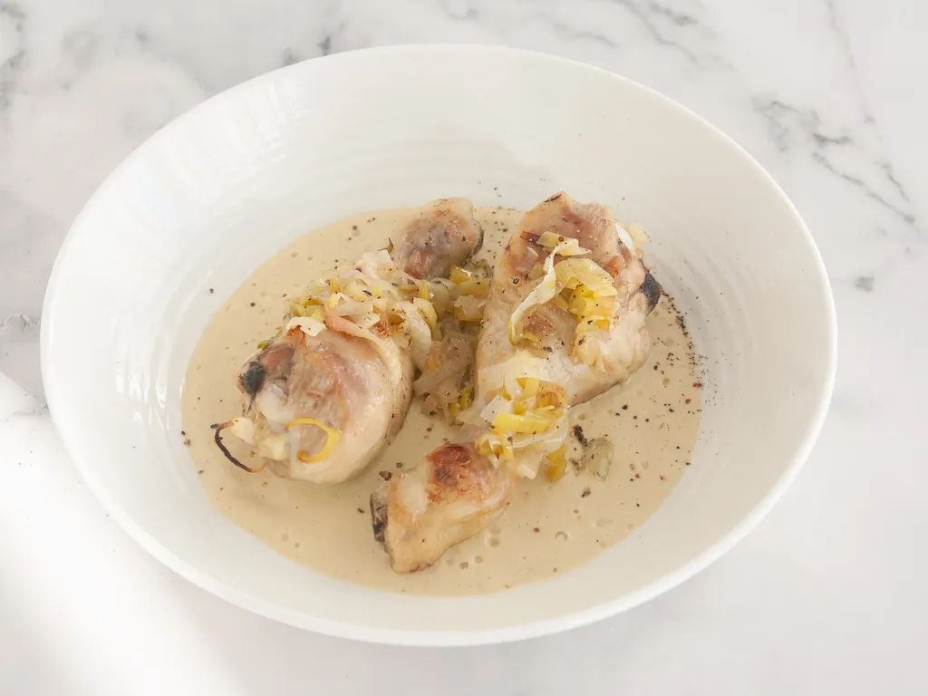 Jamoncitos de pollo con salsa de puerros
