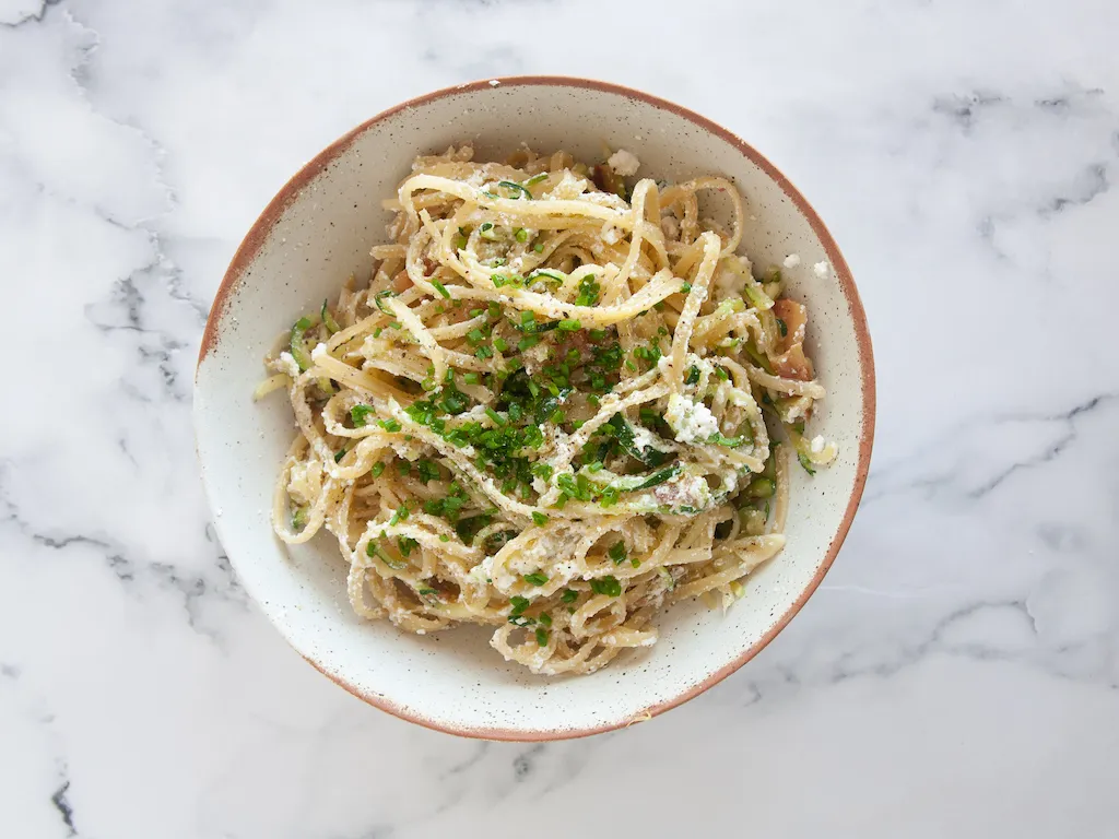 Linguine con calabacín, ricota y panceta