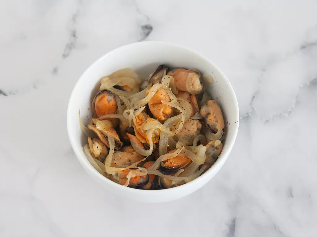 Mejillones encebollados al vino blanco