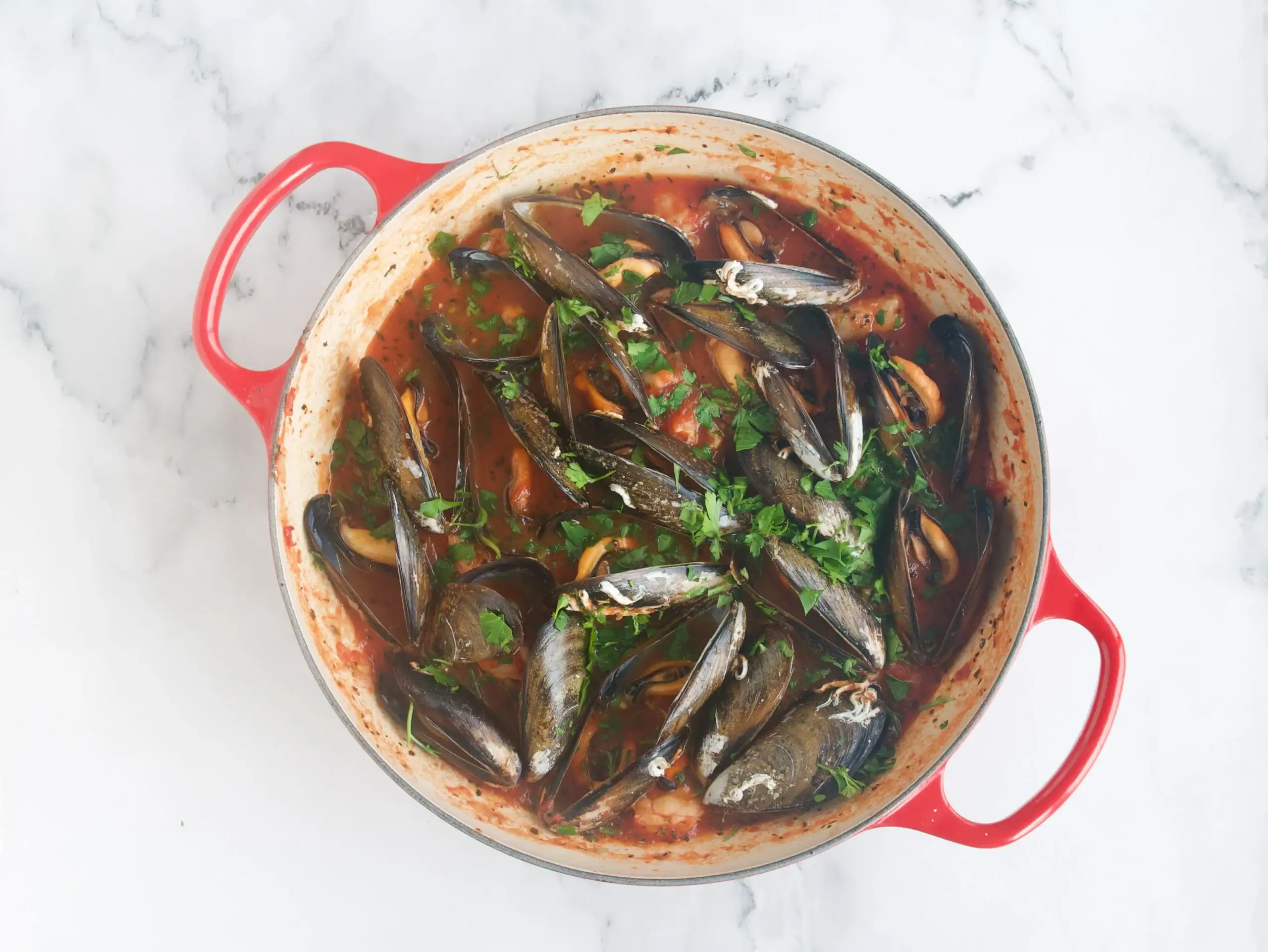 Mejillones y gambas en salsa italiana de tomate