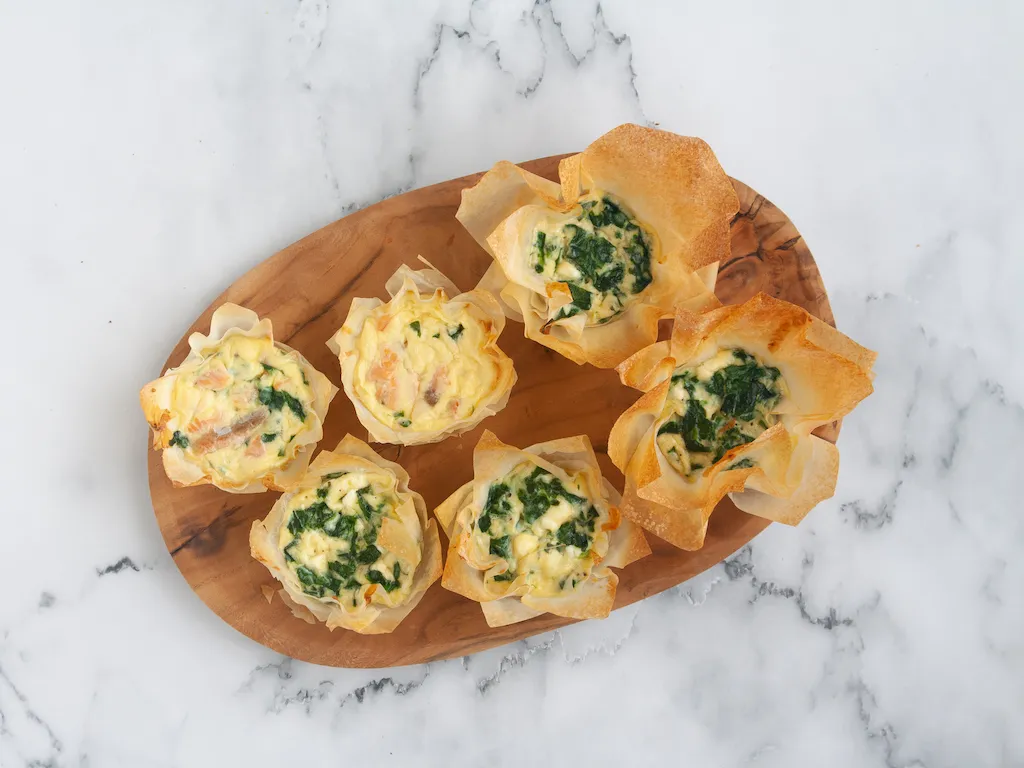 Miniquiches crujientes de espinacas, salmón y queso