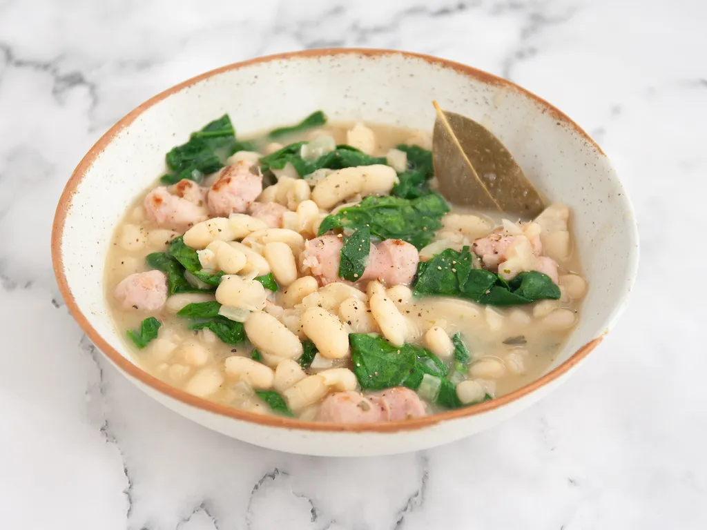 “One-pot” de alubias blancas, salchichas y espinacas