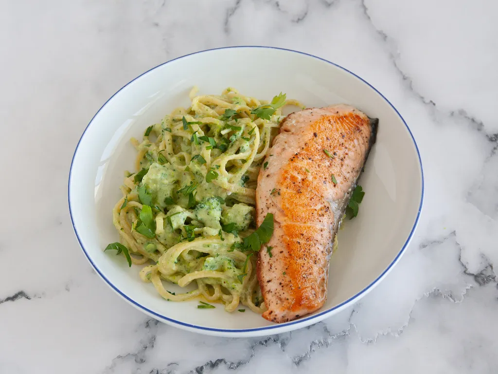 Pasta con salsa de brócoli y salmón