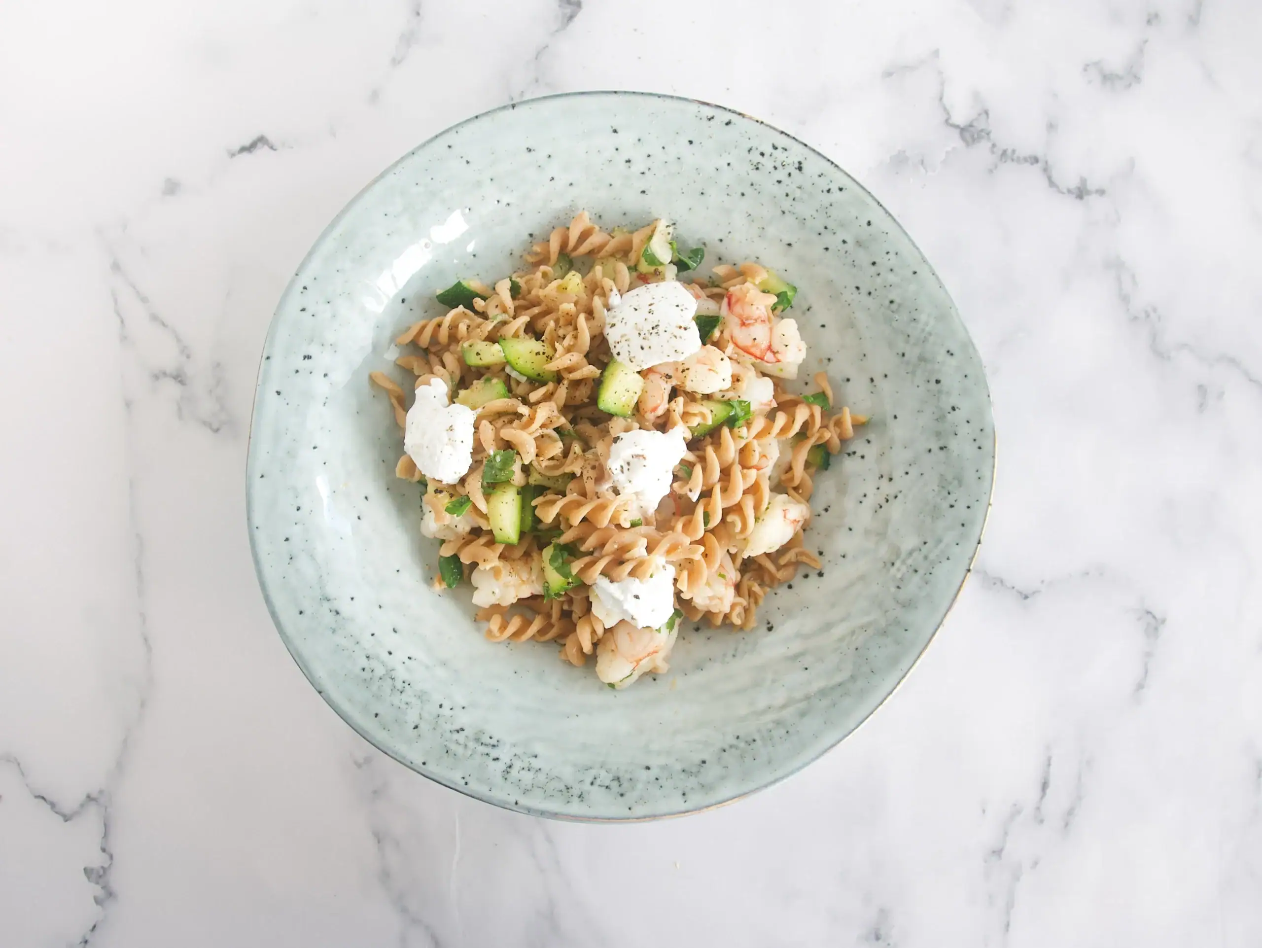 Pasta de legumbre con gambas, calabacín y limón