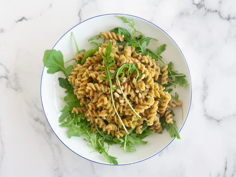 Pasta de legumbre con pesto de rúcula y limón