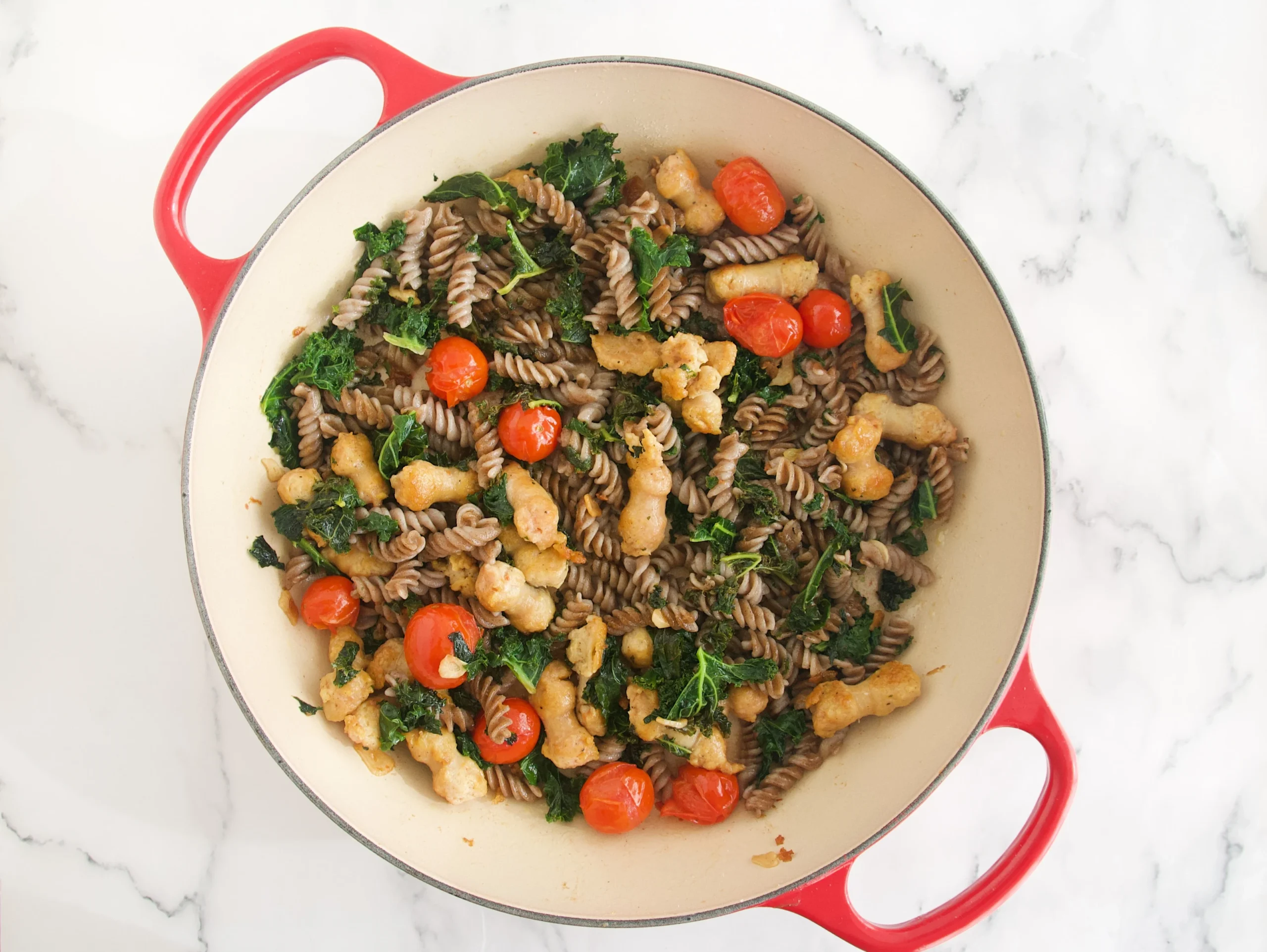 Pasta de trigo sarraceno y salchichas caseras