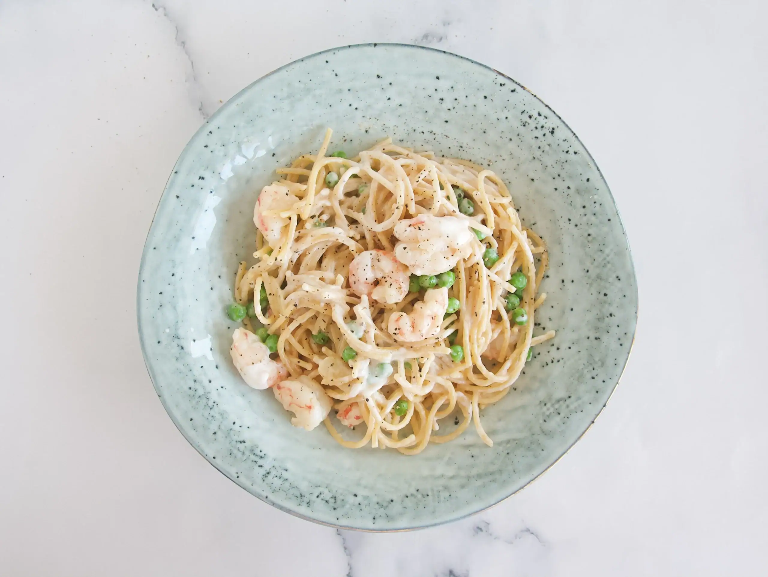 Pasta Alfredo con gambas y guisantes
