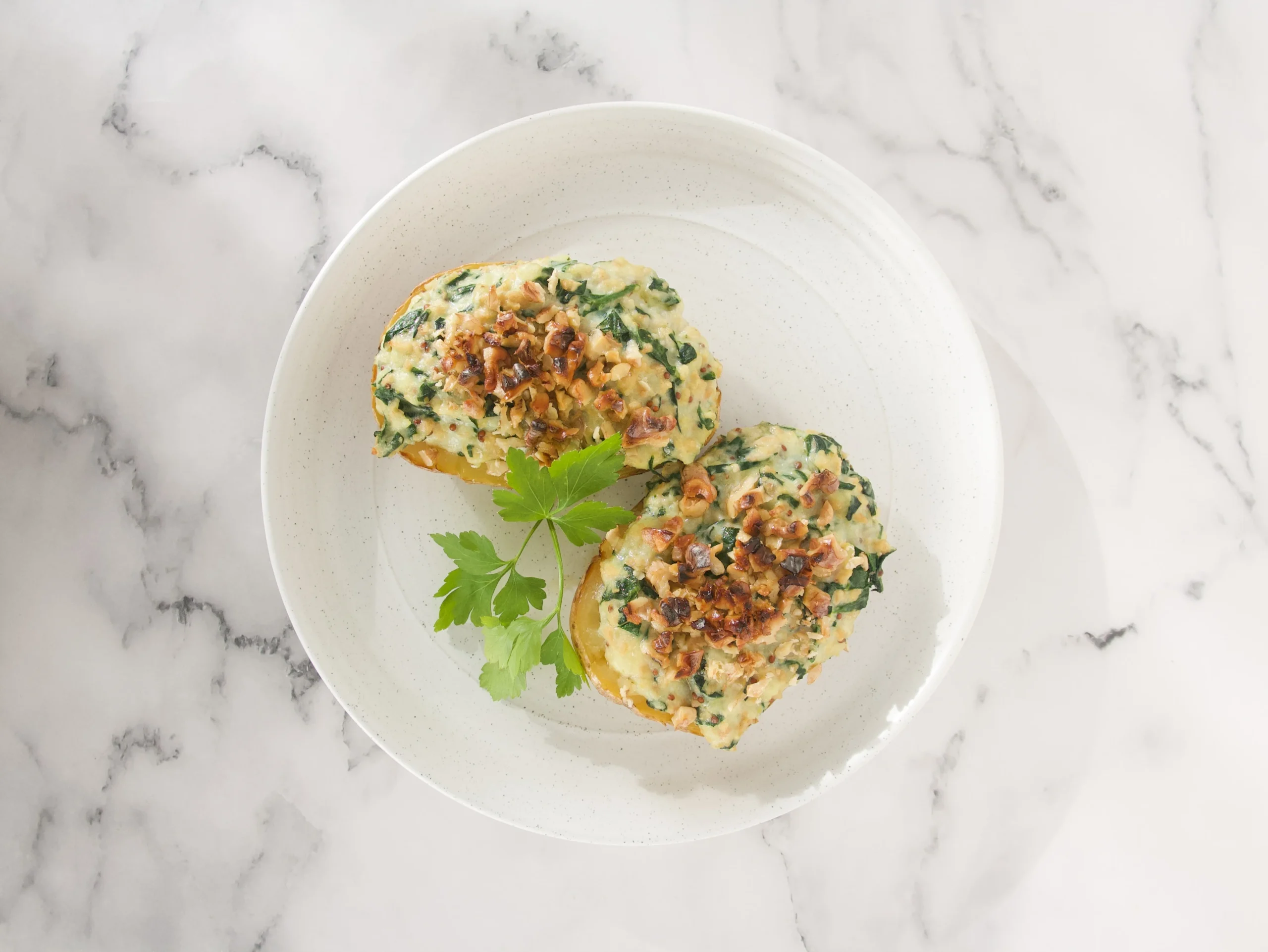 Patatas rellenas de espinacas, carne vegetal y gorgonzola