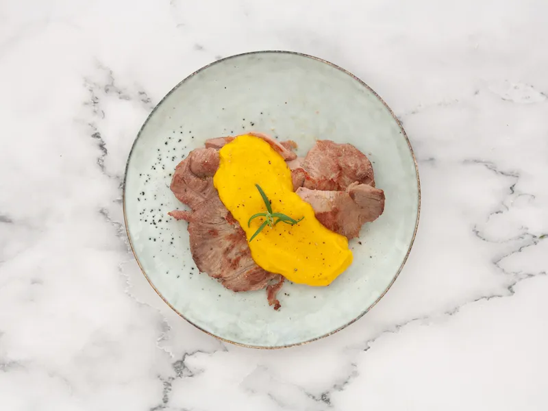 Pavo con salsa de zanahorias y manzana