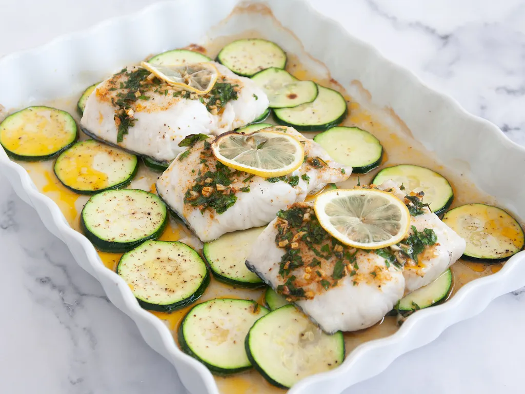 Pescado al horno con calabacín al limón