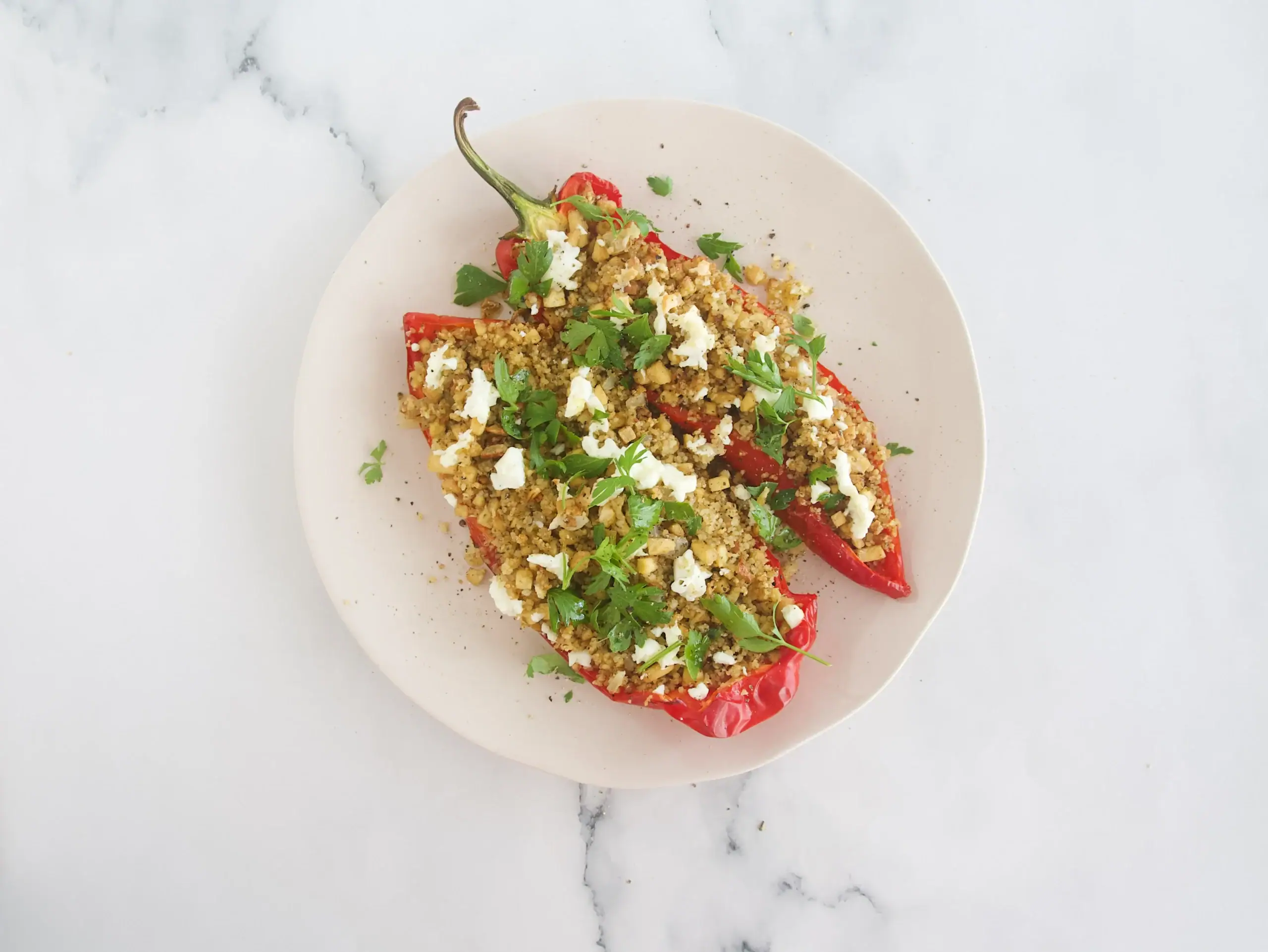 Pimientos rellenos de cuscús, tofu y feta