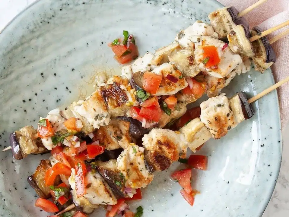 Pinchitos de pollo y berenjena con vinagreta de tomate y albahaca