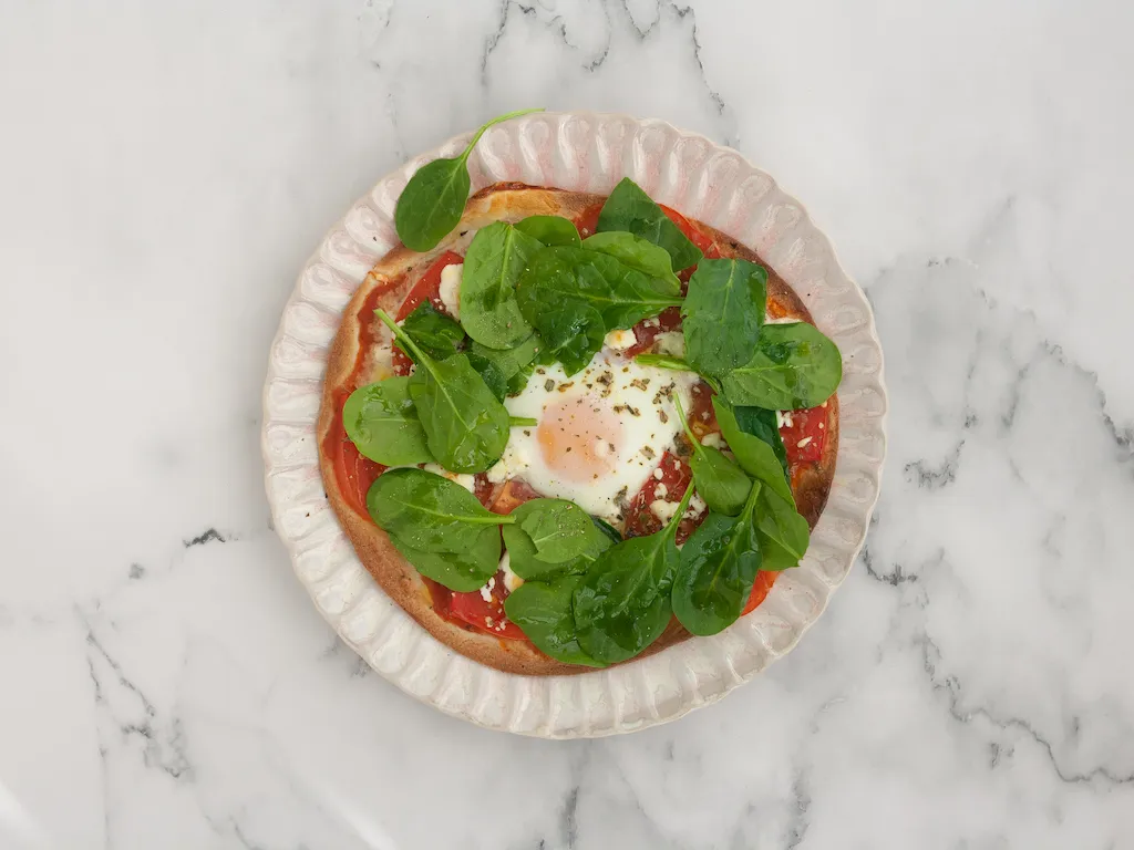Pizza rápida de espinacas, queso de cabra y huevo