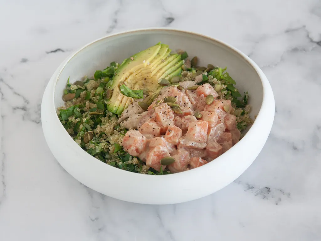 Poké bowl de salmón y salsa cremosa de sésamo