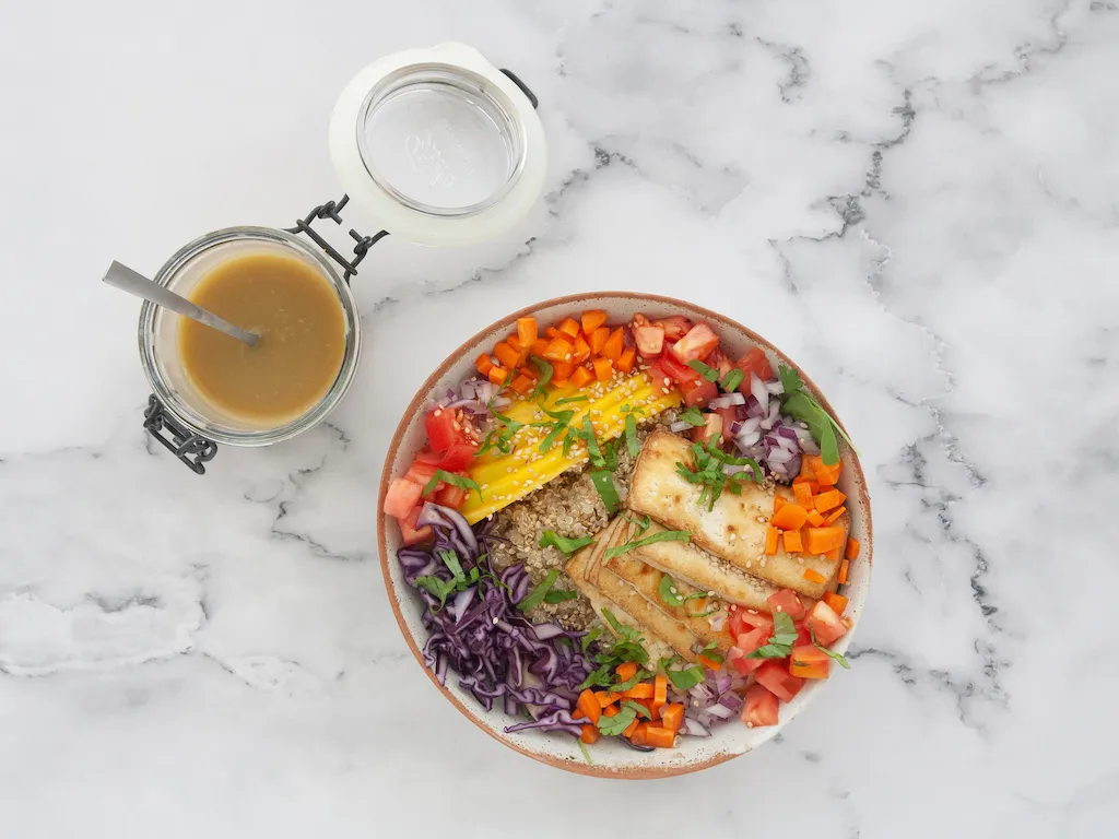 Poké bowl de tofu ahumado
