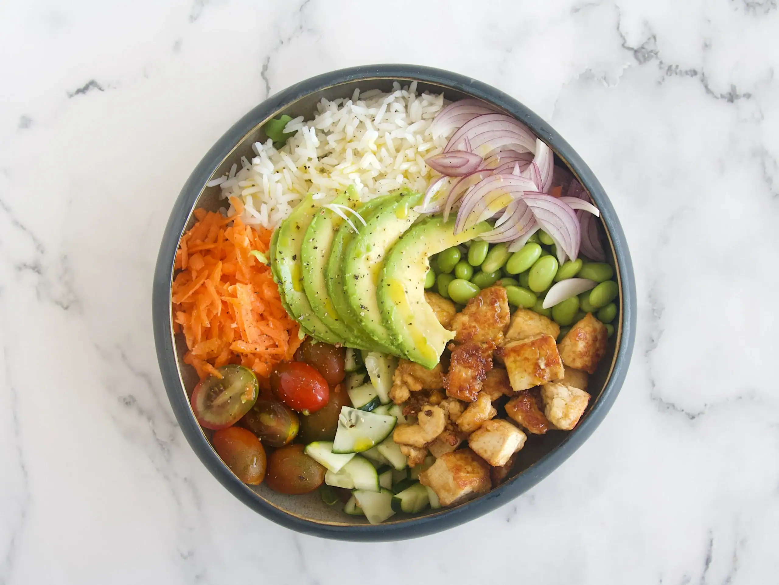 Poké bowl de tofu marinado