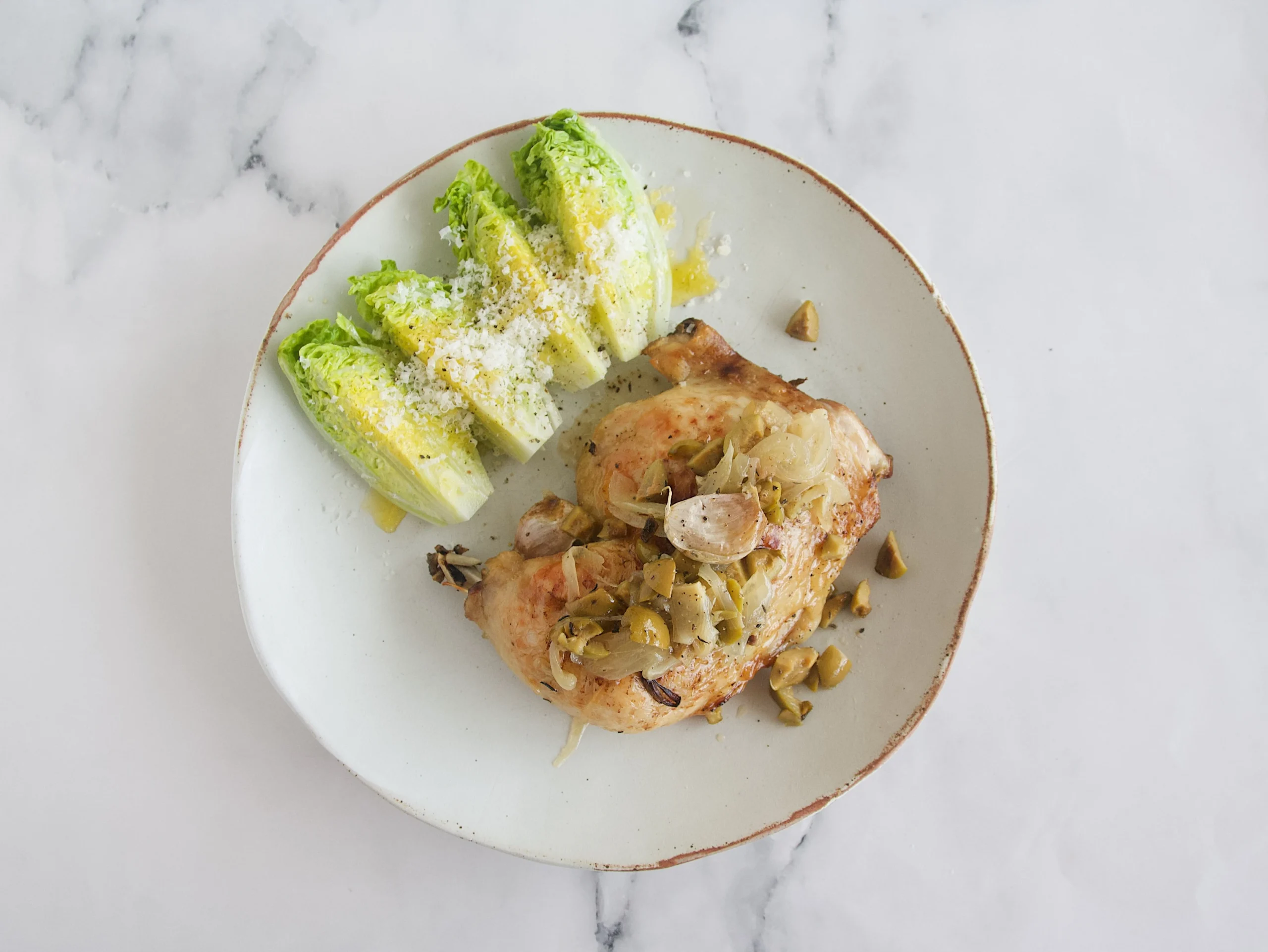 Pollo al horno con aceitunas verdes
