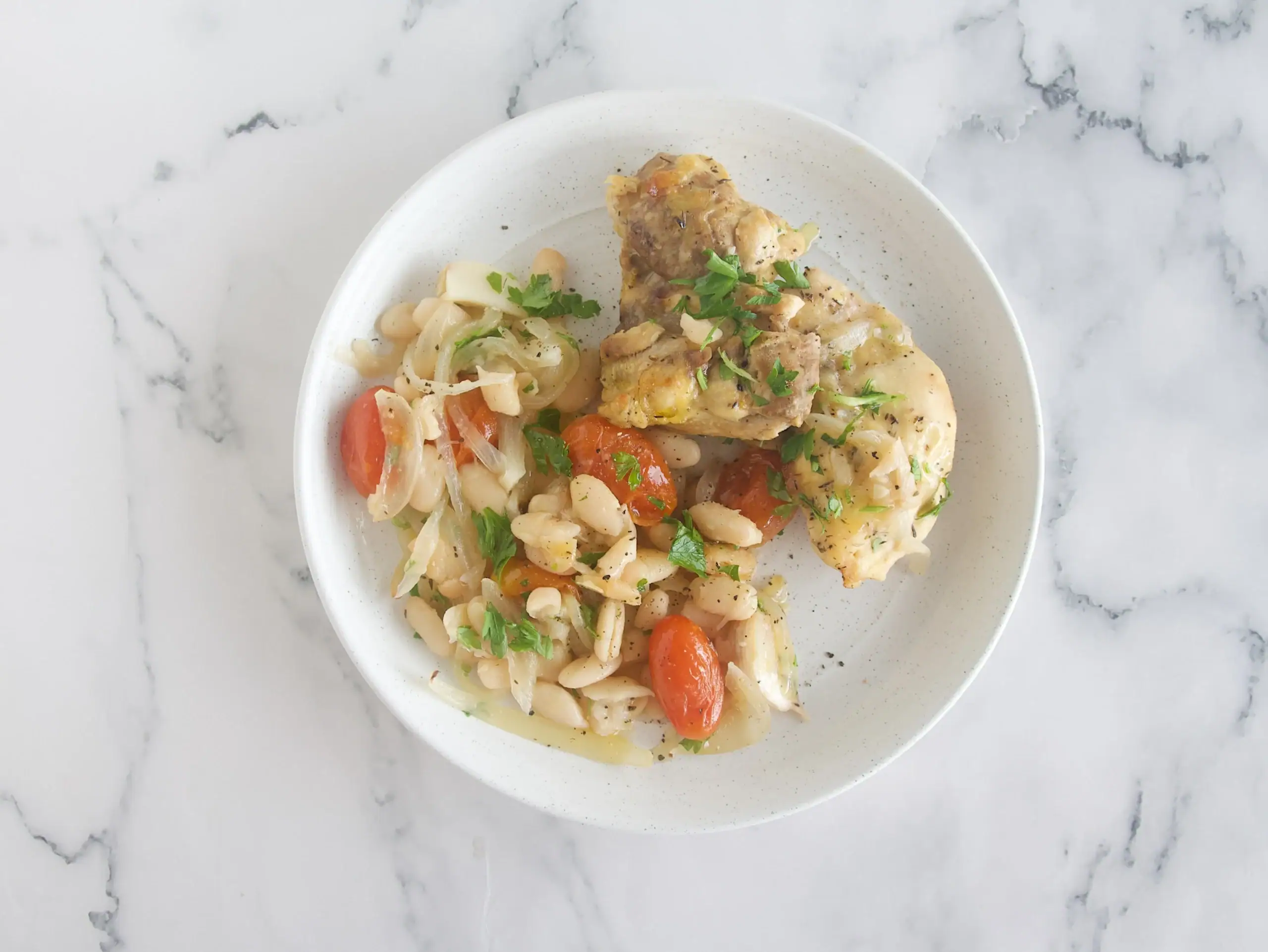 Pollo al horno con alubias blancas y tomates cherry